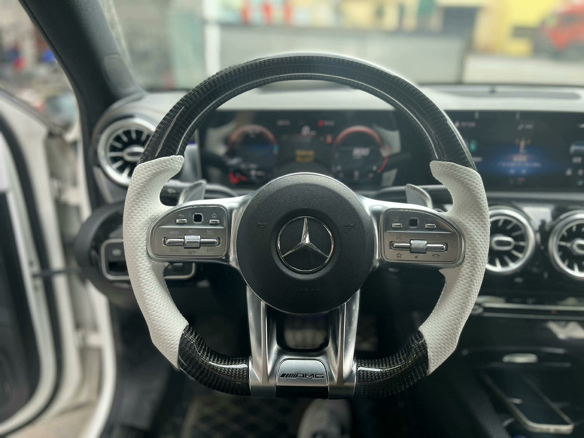 Volante Mercedes-AMG de Carbono y Cuero Blanco Perforado | Base Plana, Levas de Cambio, Mandos Multifunción y Airbag