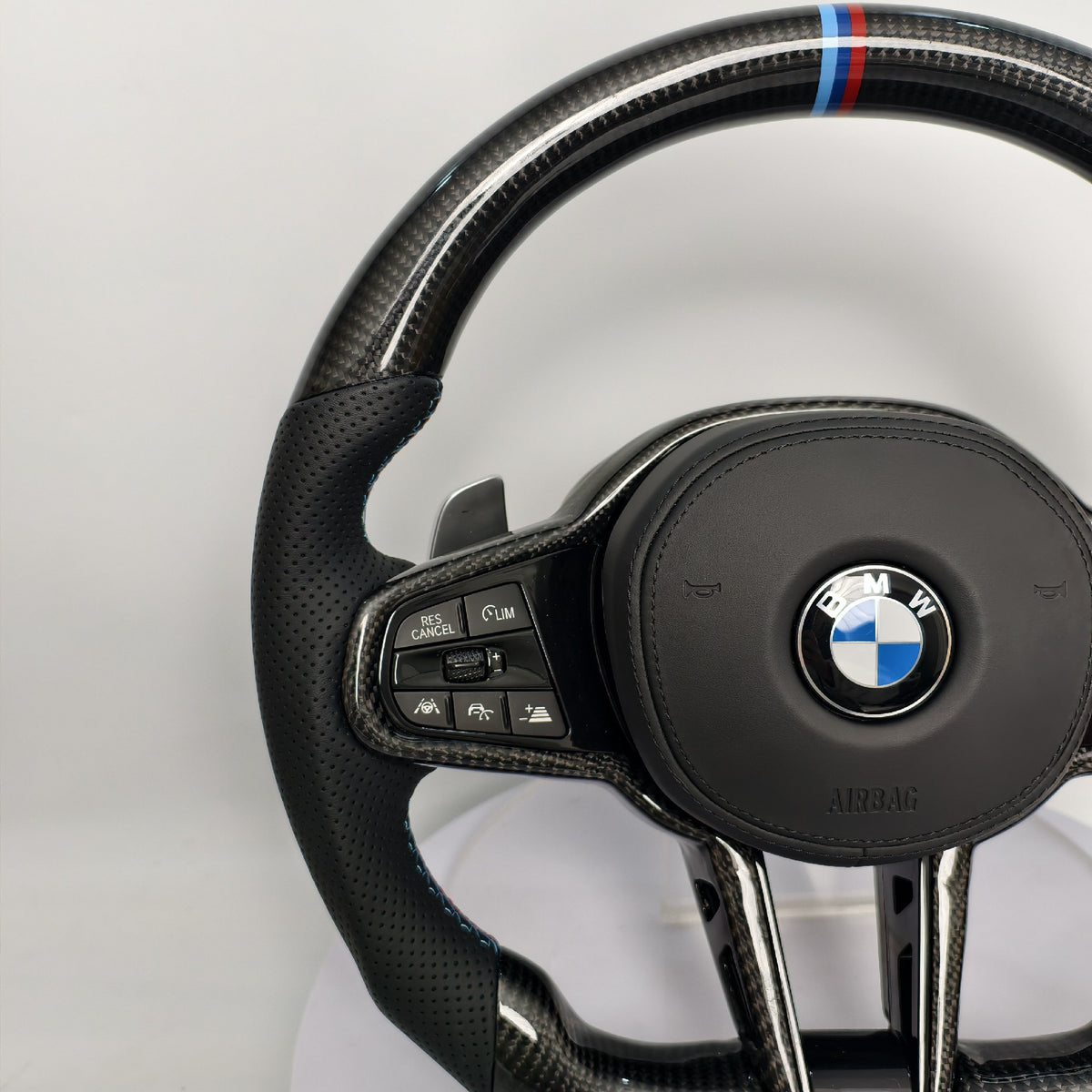 Volante BMW M de Carbono y Cuero Perforado | Base Plana, Levas de Cambio, Mandos Multifunción y Airbag