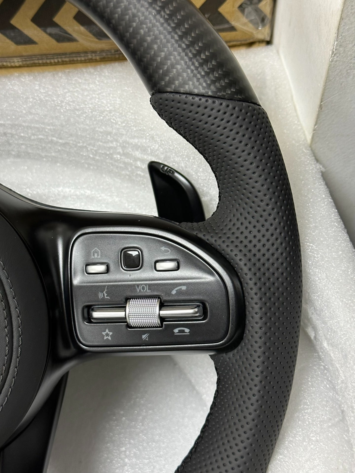 Volante Mercedes-AMG Deportivo en Fibra de Carbono y Cuero Perforado | Levas, Mandos Multifunción, Airbag y Diseño AMG
