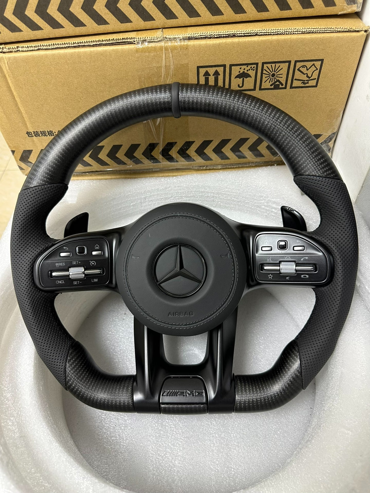 Volante Mercedes-AMG Deportivo en Fibra de Carbono y Cuero Perforado | Levas, Mandos Multifunción, Airbag y Diseño AMG