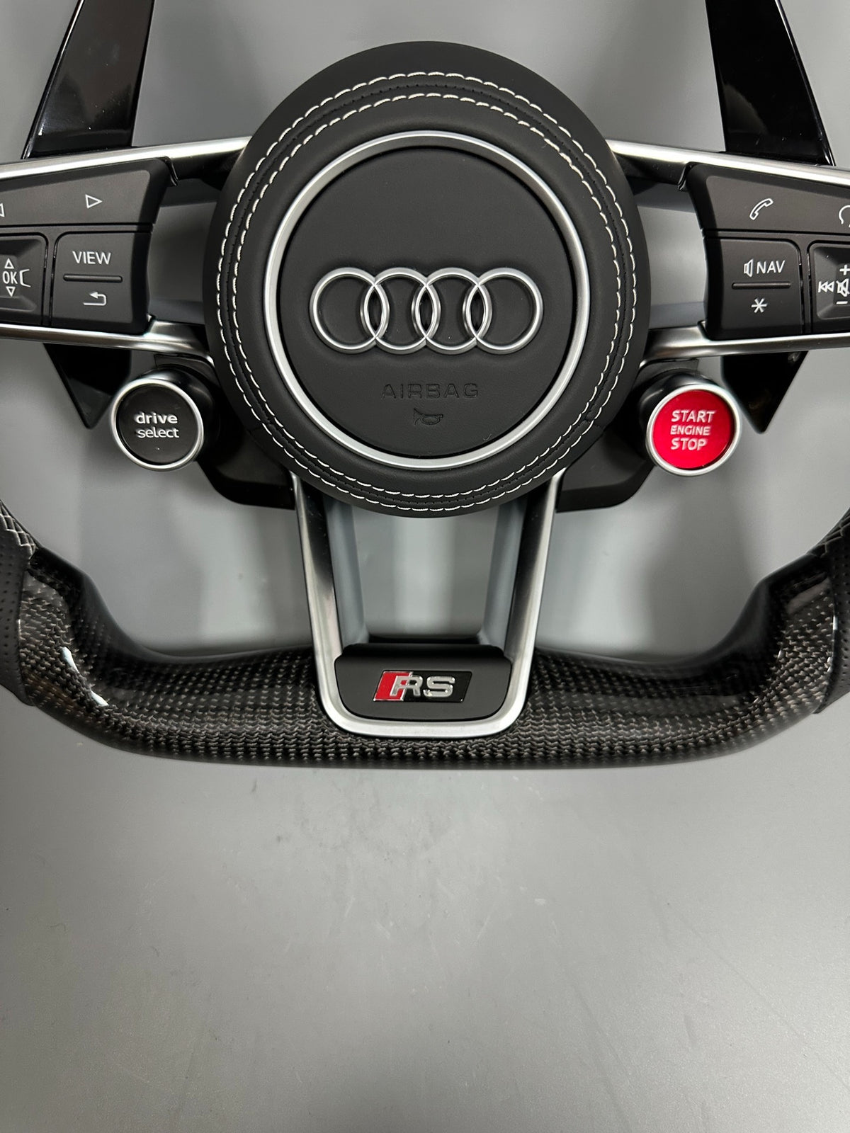 Volante Audi RS Deportivo en Carbono y Piel Perforada | Marcador Rojo, Levas, Drive Select, Botón Start, Fondo Plano y Airbag