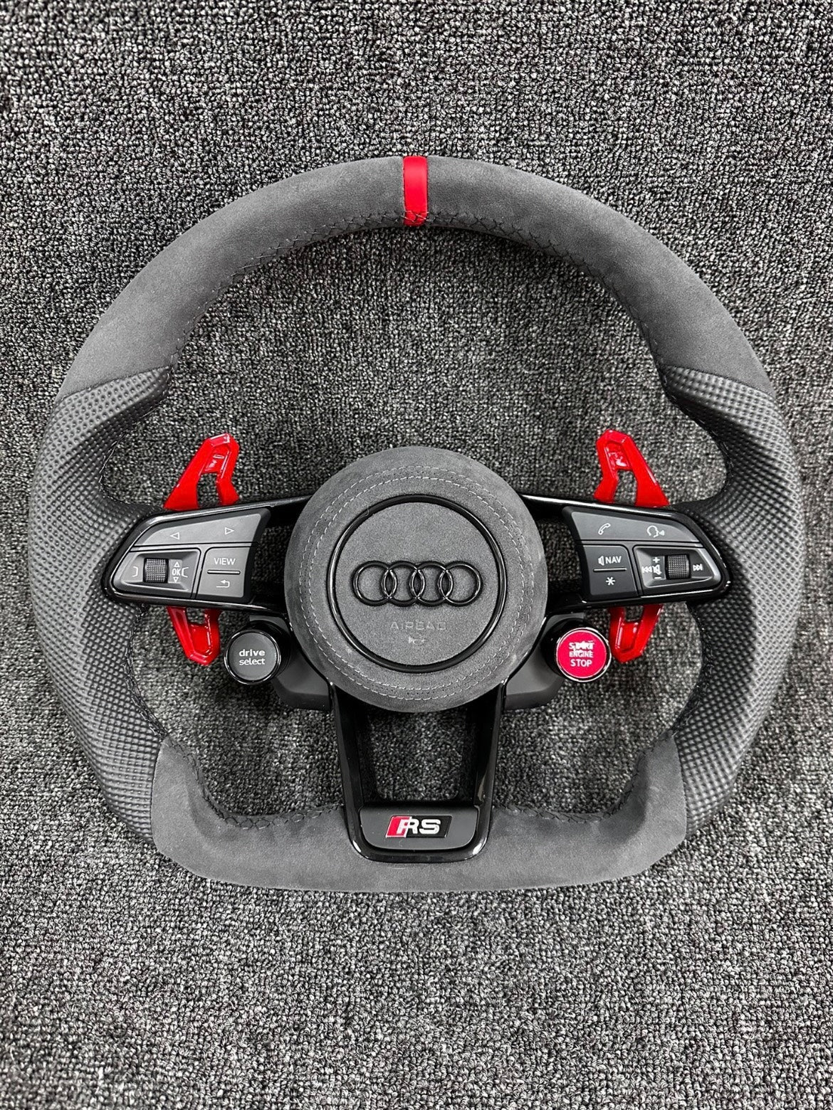 Volante Audi RS deportivo en Alcántara, cuero texturizado y levas rojas con airbag incluido
