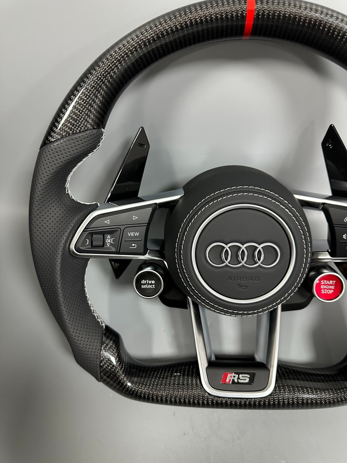 Volante Audi RS Deportivo en Carbono y Piel Perforada | Marcador Rojo, Levas, Drive Select, Botón Start, Fondo Plano y Airbag