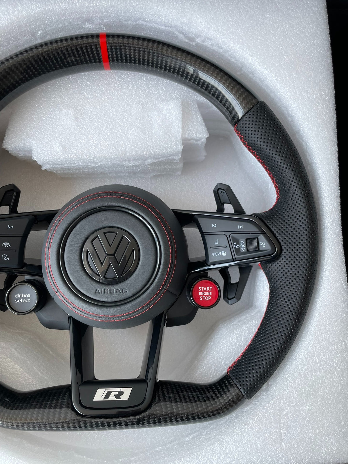 Volante Volkswagen R deportivo en fibra de carbono, cuero perforado y costuras rojas con airbag incluido