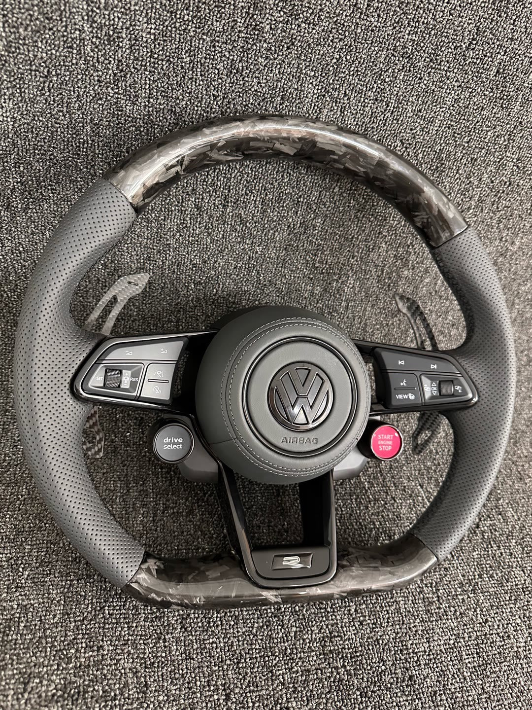Volante Volkswagen R Deportivo en Carbono Forjado y Piel Perforada | Levas de Carbono, Drive Select, Botón Start, Fondo Plano y Airbag