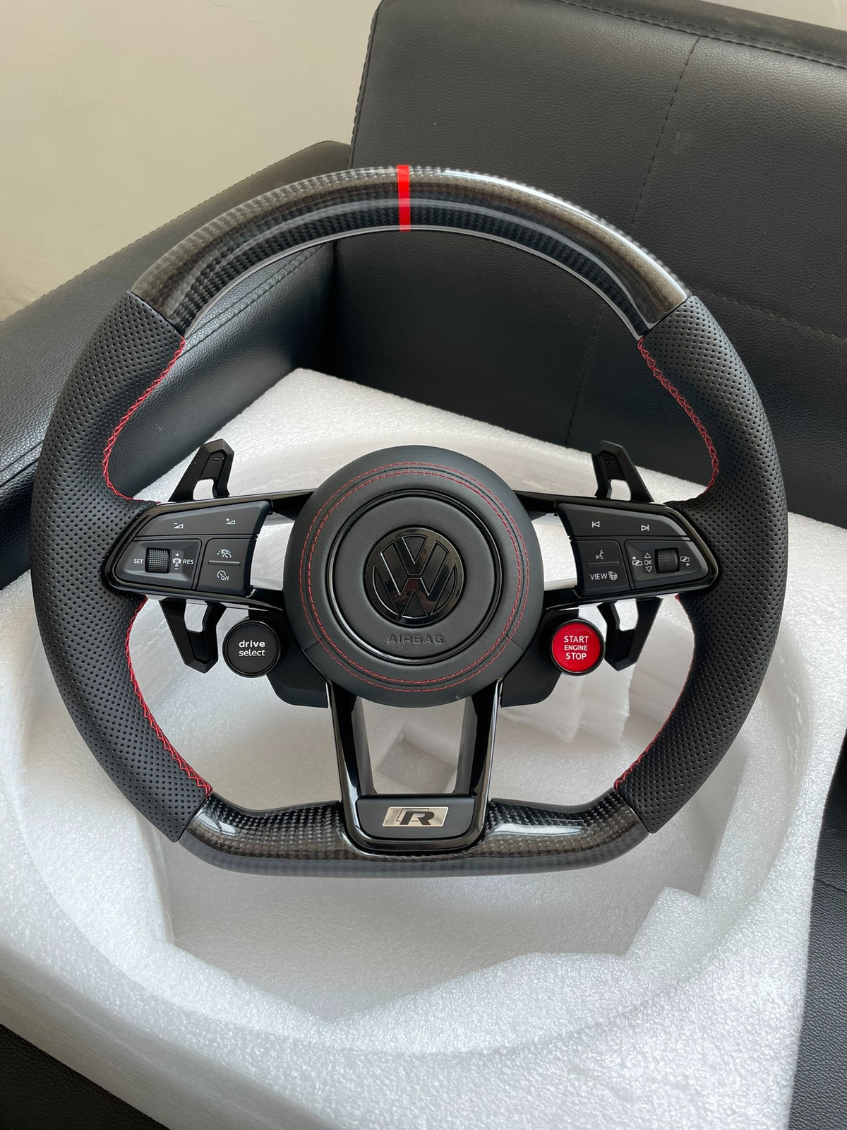 Volante Volkswagen R deportivo en fibra de carbono, cuero perforado y costuras rojas con airbag incluido