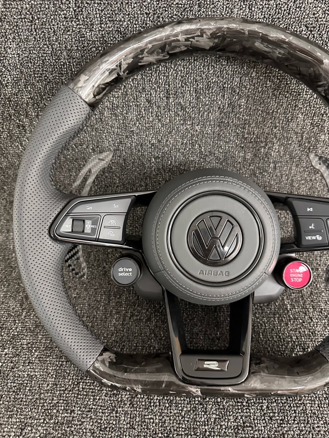 Volante Volkswagen R Deportivo en Carbono Forjado y Piel Perforada | Levas de Carbono, Drive Select, Botón Start, Fondo Plano y Airbag