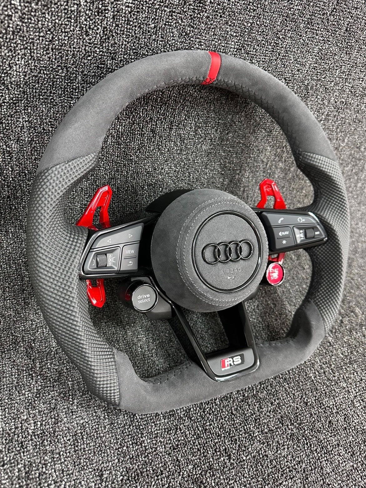Volante Audi RS deportivo en Alcántara, cuero texturizado y levas rojas con airbag incluido