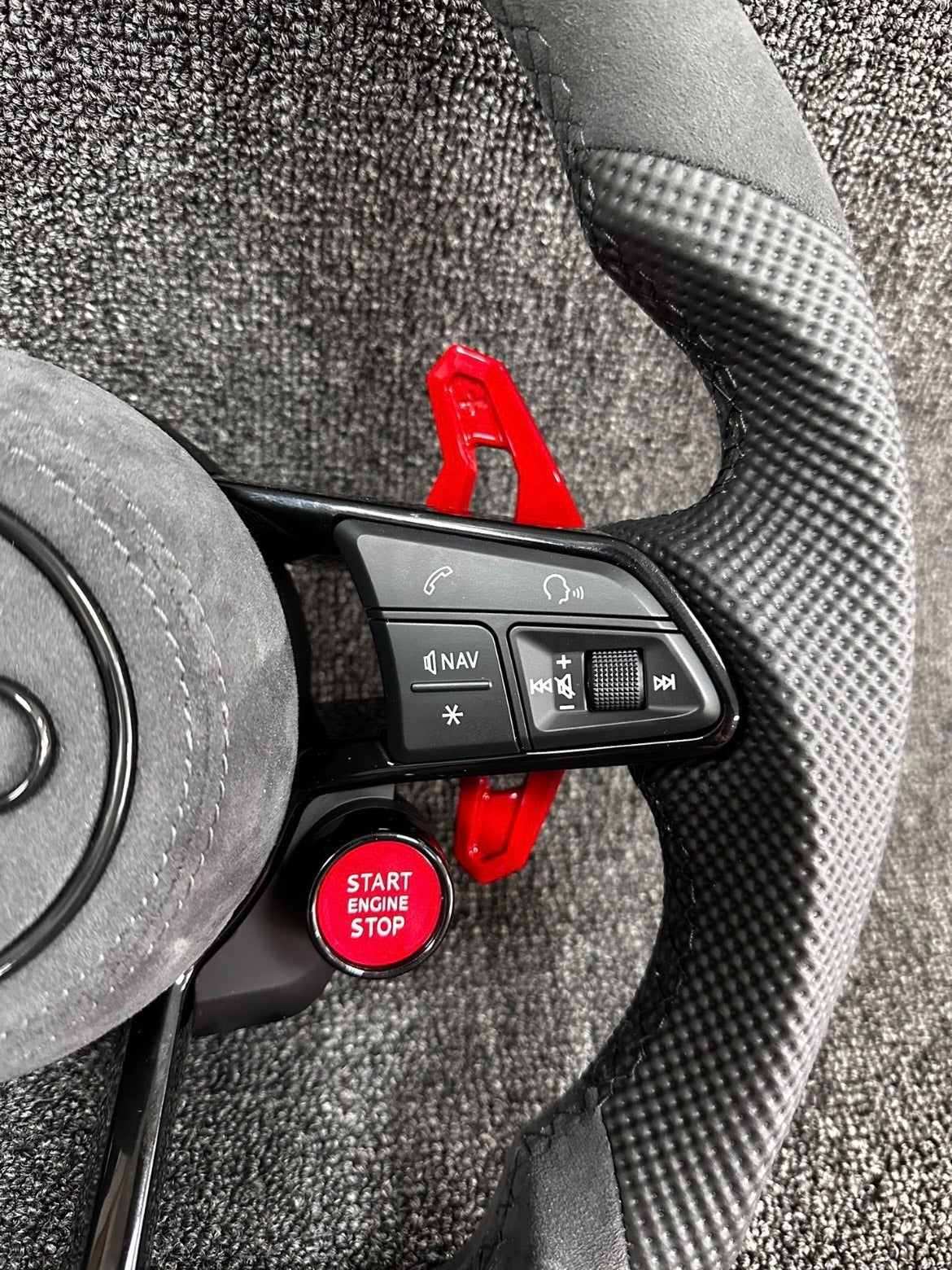 Volante Audi RS deportivo en Alcántara, cuero texturizado y levas rojas con airbag incluido