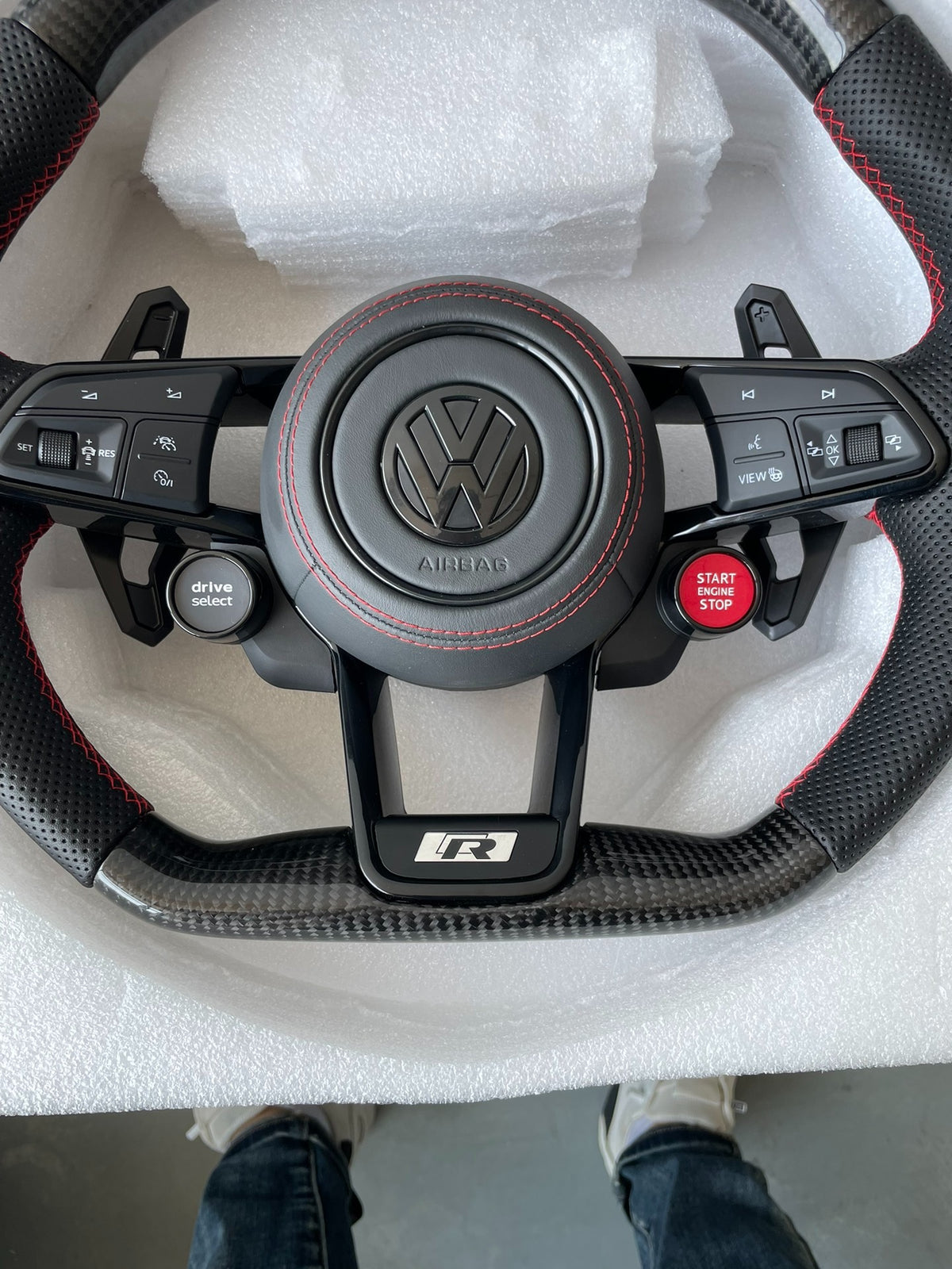 Volante Volkswagen R deportivo en fibra de carbono, cuero perforado y costuras rojas con airbag incluido