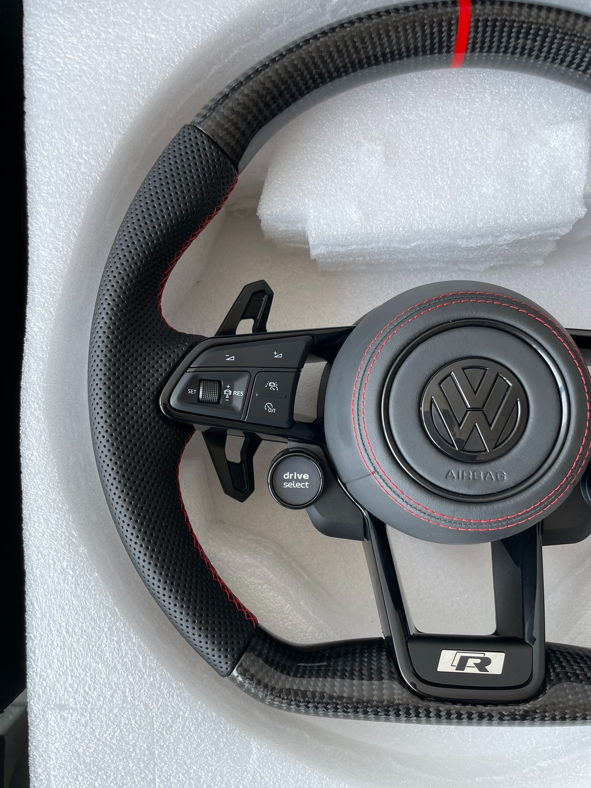 Volante Volkswagen R deportivo en fibra de carbono, cuero perforado y costuras rojas con airbag incluido