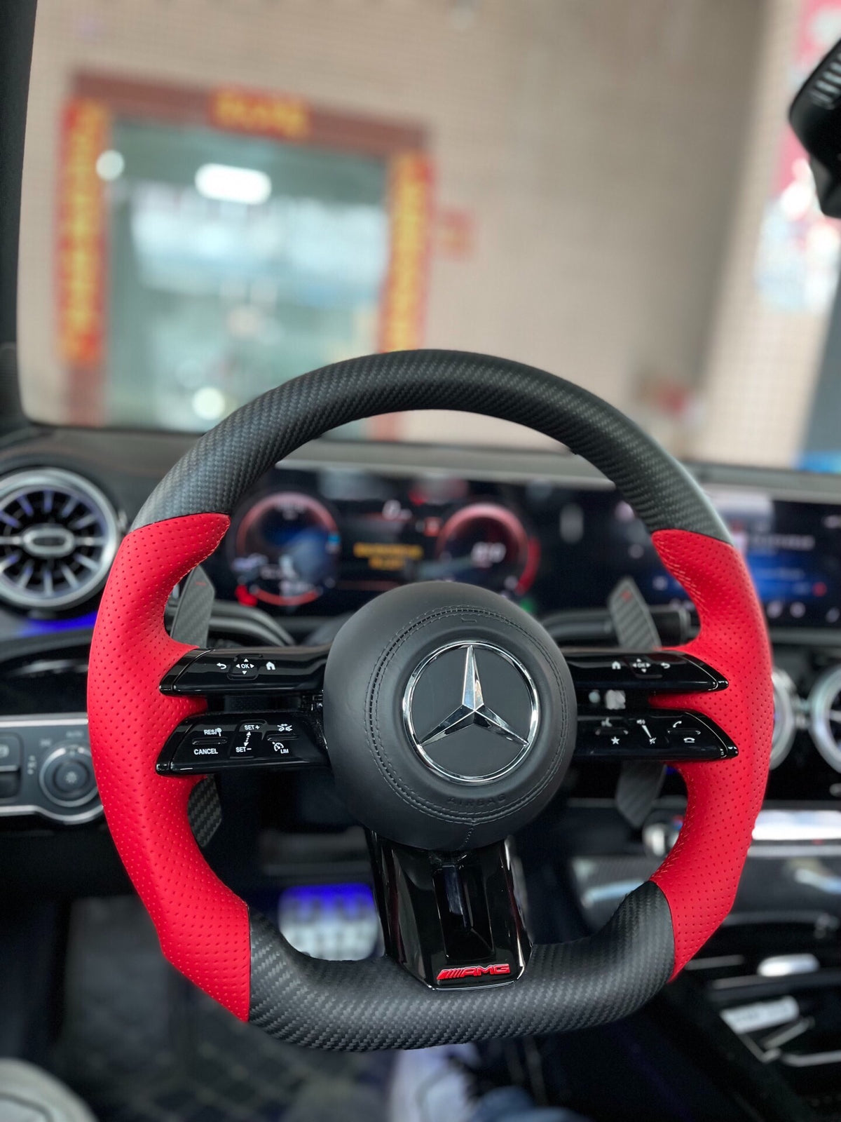 Volante Mercedes-AMG Deportivo en Fibra de Carbono y Cuero Rojo Perforado | Levas, Multifunción, Fondo Plano y Airbag
