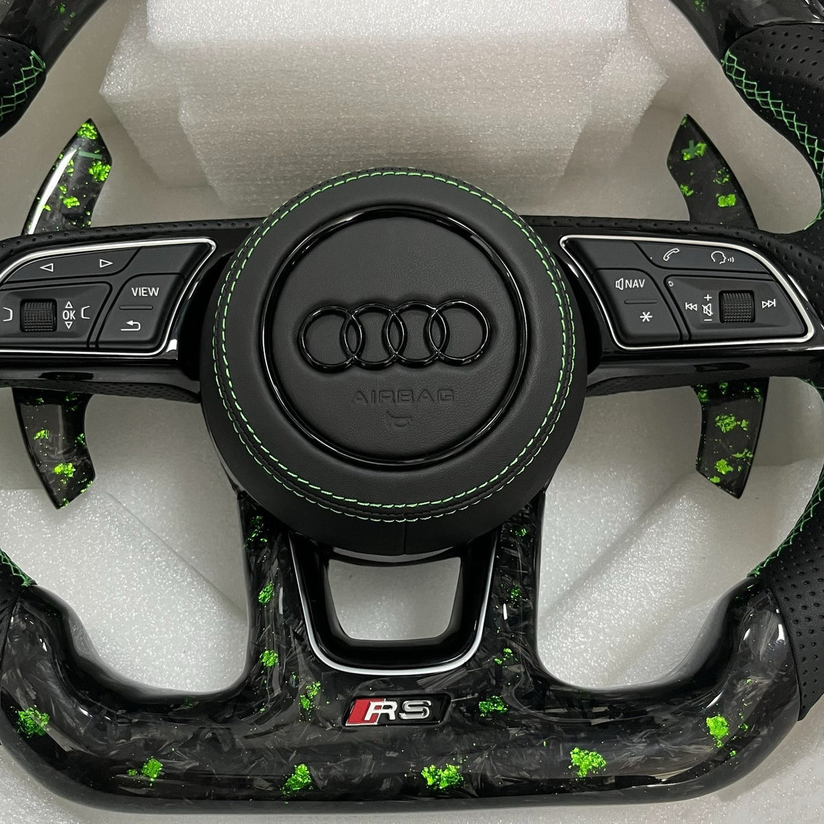 Volante Audi RS Personalizado en Carbono Forjado Verde y Cuero Perforado con Airbag Incluido