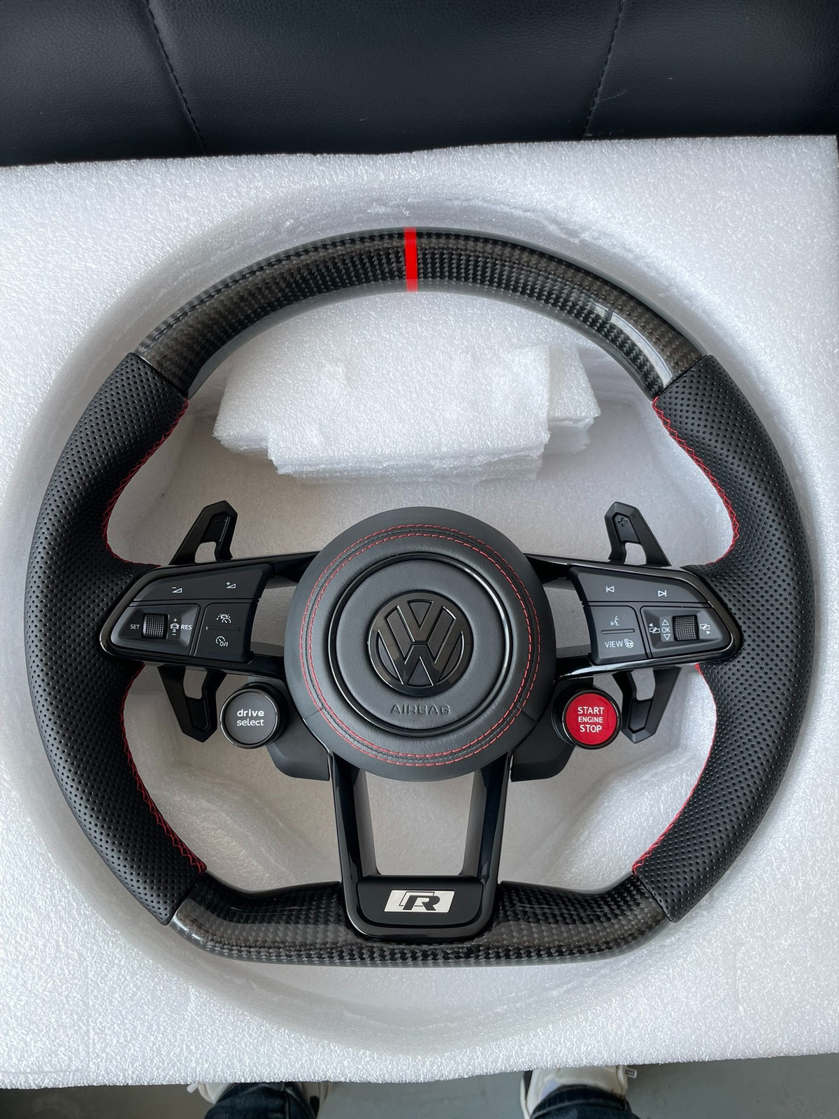 Volante Volkswagen R deportivo en fibra de carbono, cuero perforado y costuras rojas con airbag incluido
