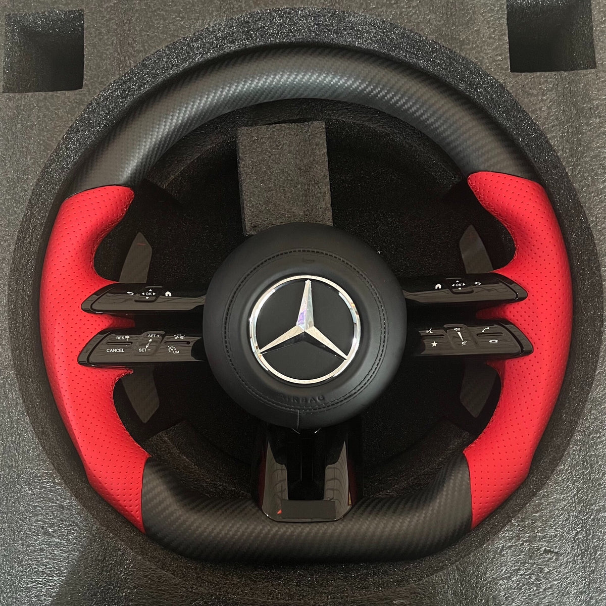 Volante Mercedes-AMG Deportivo en Fibra de Carbono y Cuero Rojo Perforado | Levas, Multifunción, Fondo Plano y Airbag