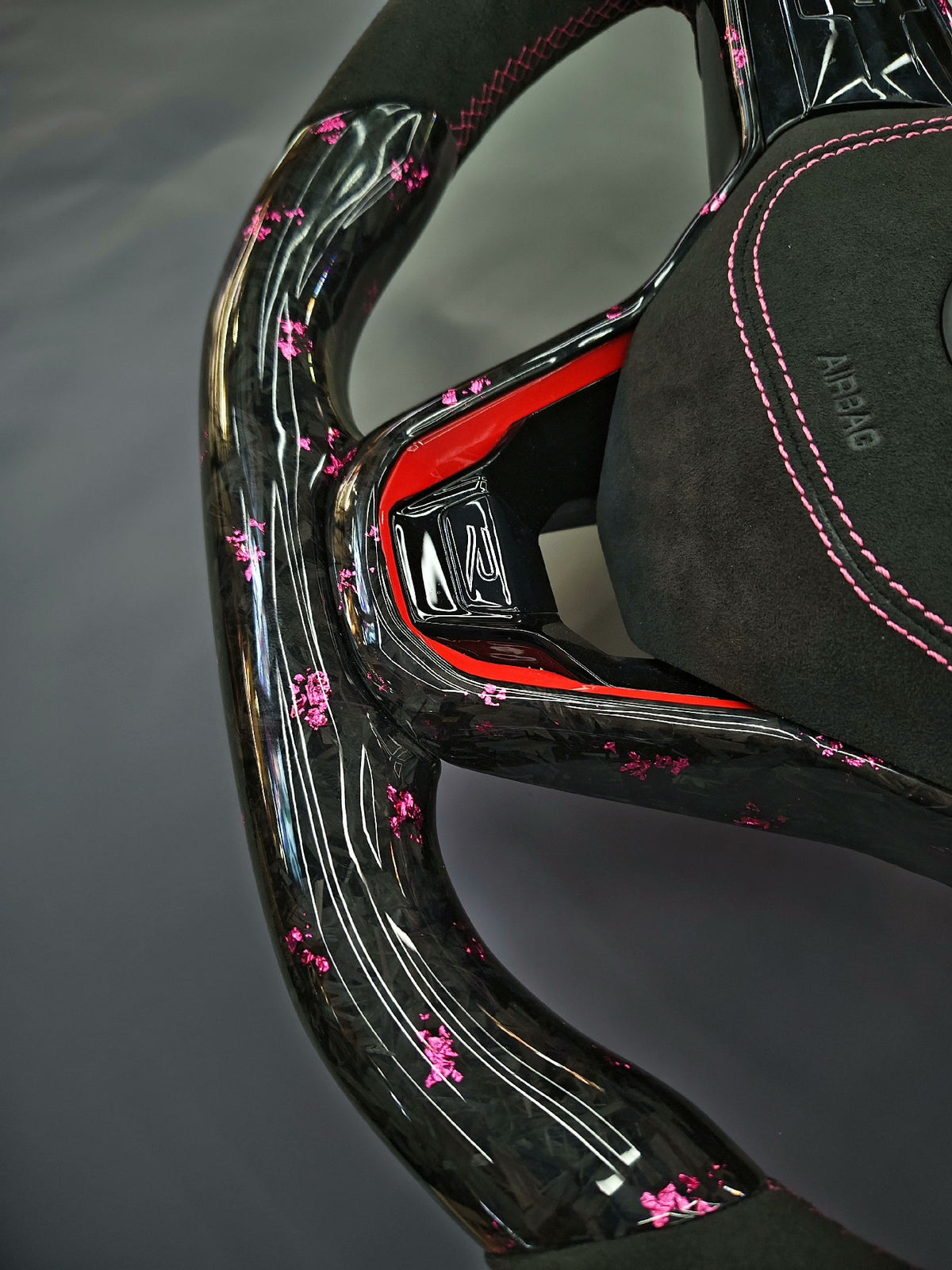 Volante Volkswagen R Deportivo en Carbono Forjado con Detalles Rosas y Alcántara Negra | Mandos Táctiles, Fondo Plano y Airbag