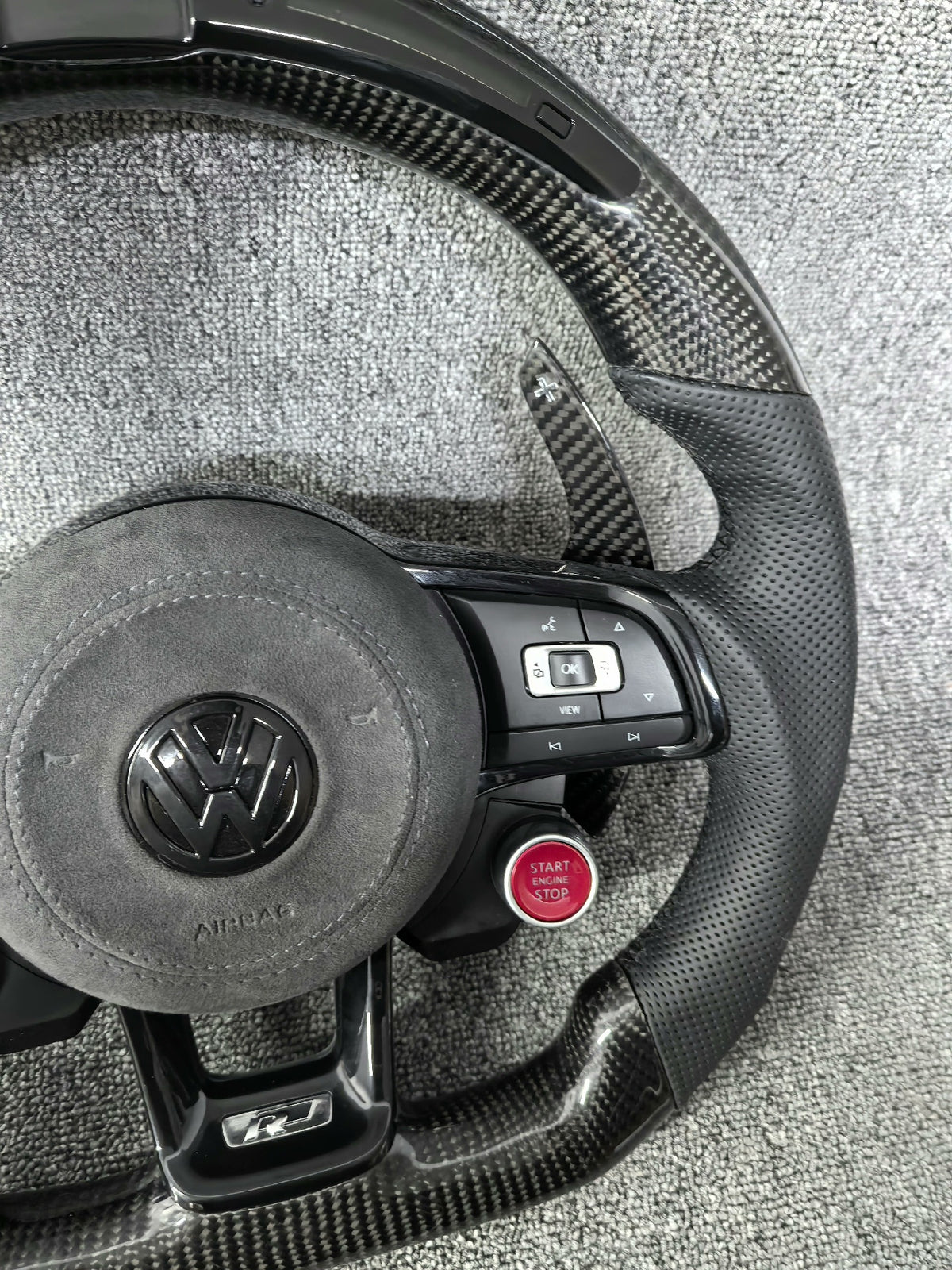 Volante Deportivo Volkswagen R de Carbono, Cuero Perforado y LED con Levas, Drive Select, Start Engine Stop y Airbag Incluido