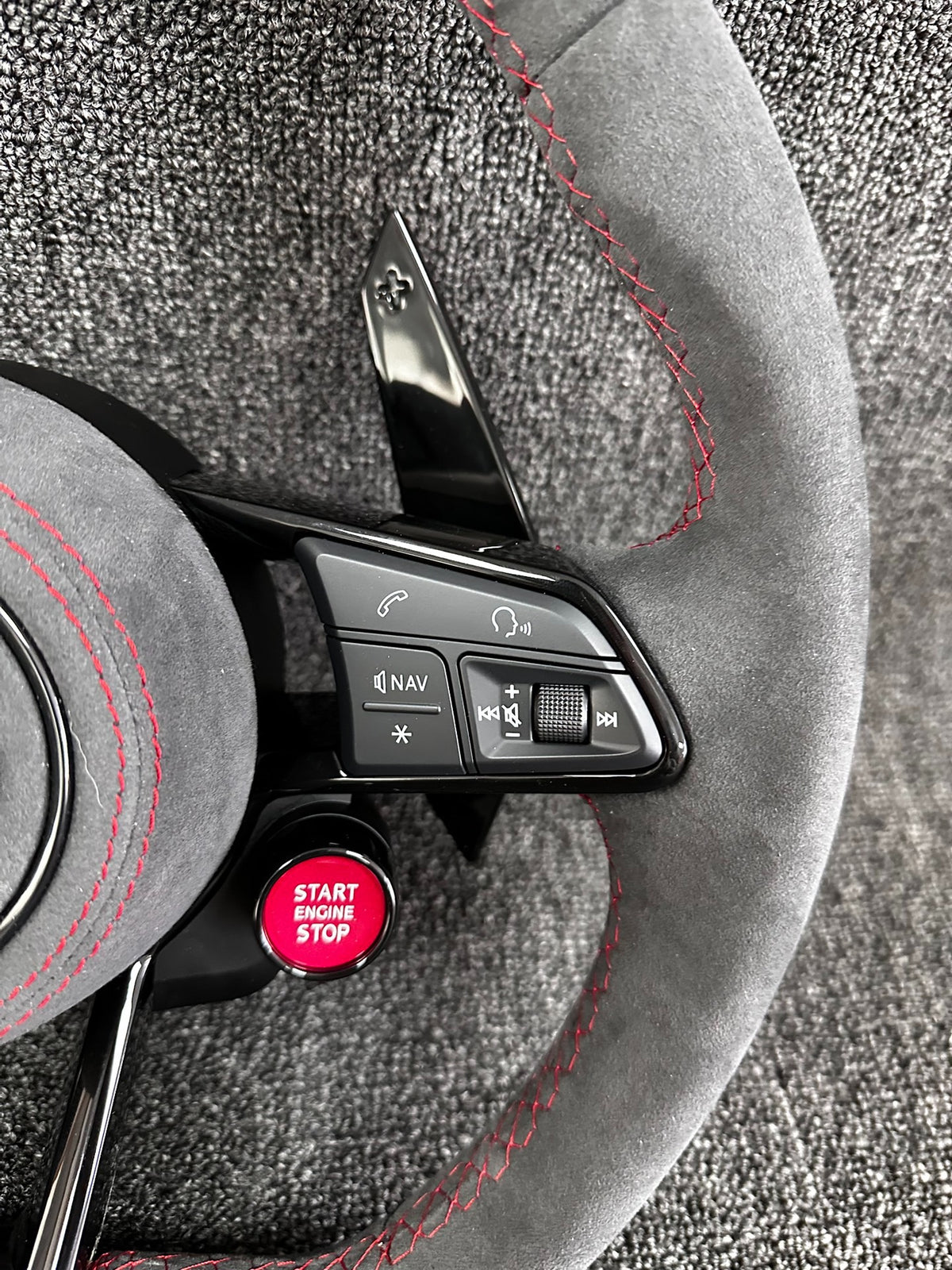 Volante Audi RS Deportivo en Alcántara Gris con Costuras Rojas | Levas, Drive Select, Start/Stop, Fondo Plano y Airbag