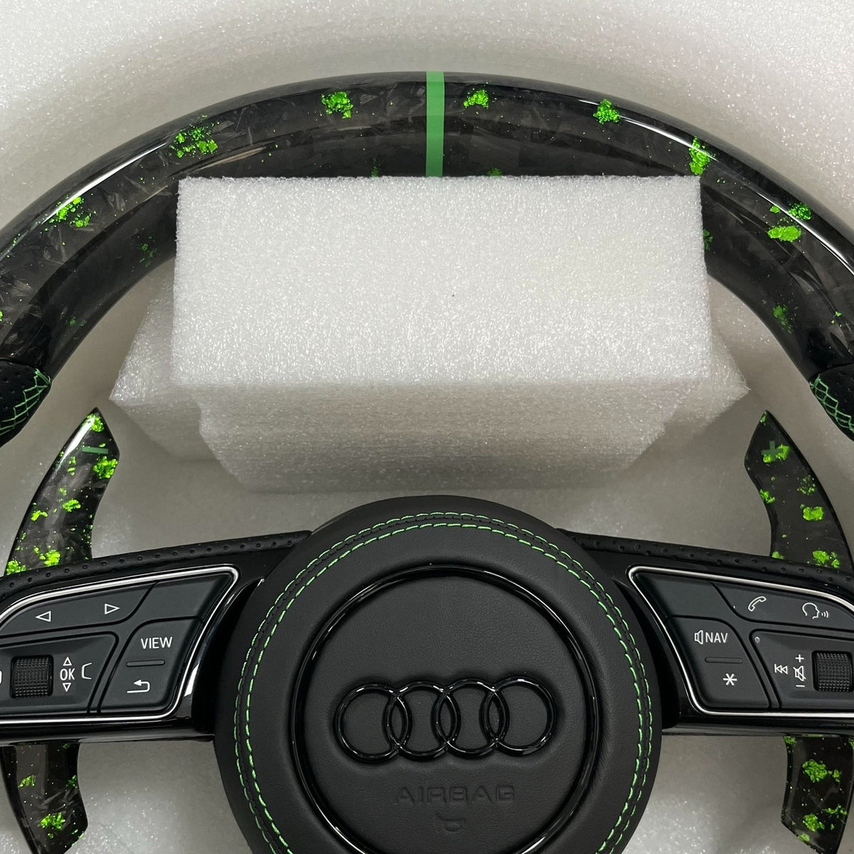 Volante Audi RS Personalizado en Carbono Forjado Verde y Cuero Perforado con Airbag Incluido