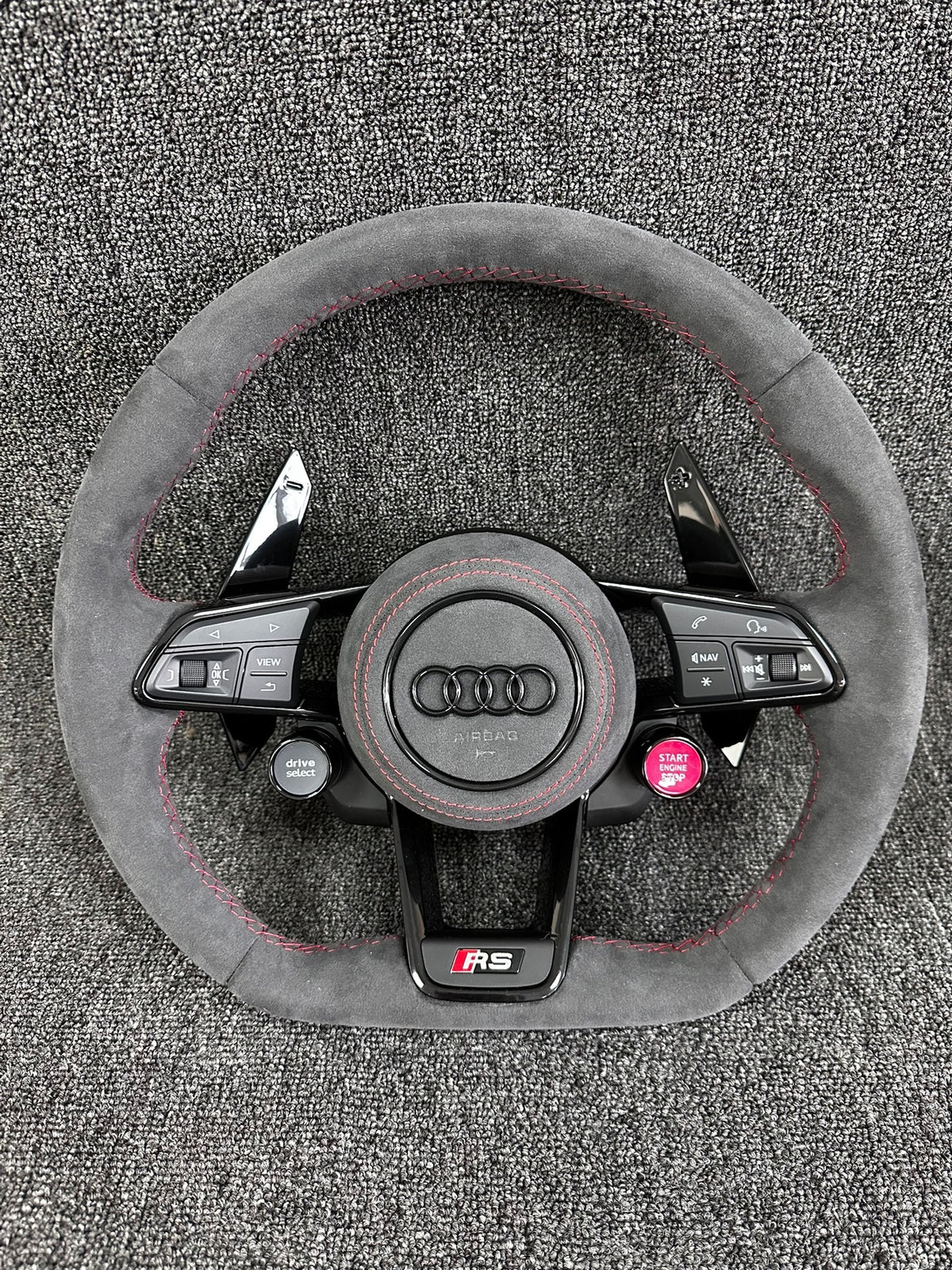 Volante Audi RS Deportivo en Alcántara Gris con Costuras Rojas | Levas, Drive Select, Start/Stop, Fondo Plano y Airbag