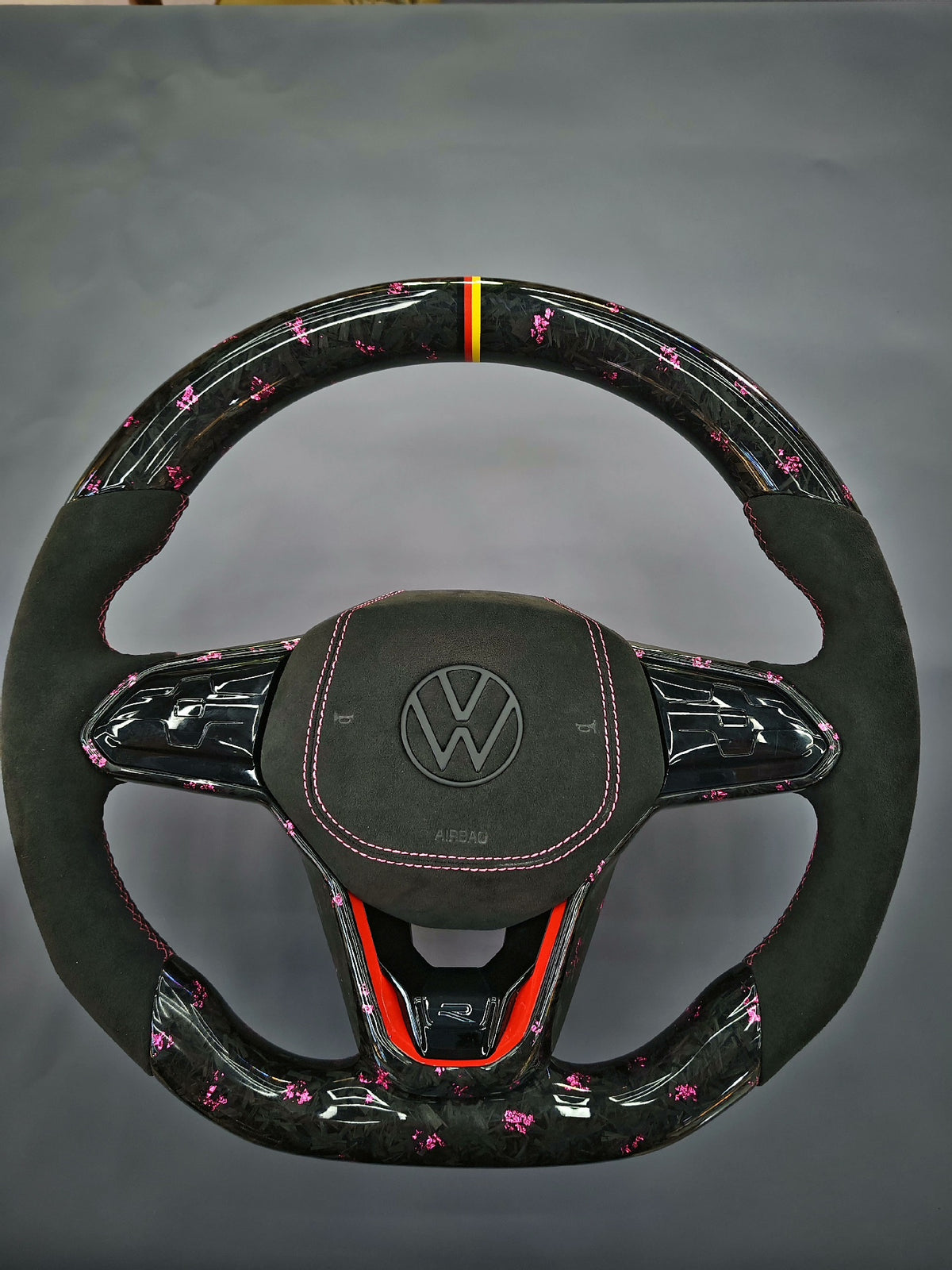 Volante Volkswagen R Deportivo en Carbono Forjado con Detalles Rosas y Alcántara Negra | Mandos Táctiles, Fondo Plano y Airbag