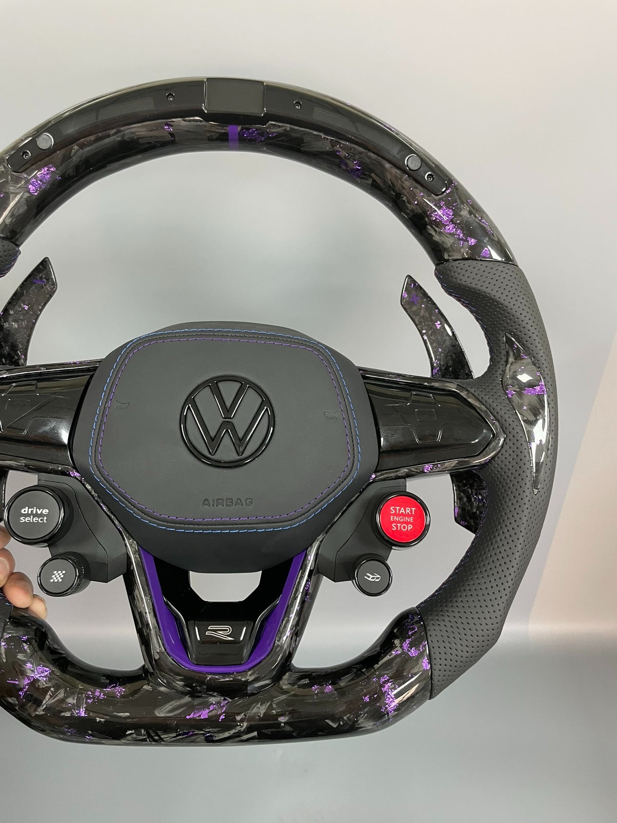 Volante Volkswagen R Deportivo en Carbono Forjado con Detalles Morados y Cuero Perforado | Pantalla LED, Levas de Carbono, Mandos Multifunción, Fondo Plano y Airbag