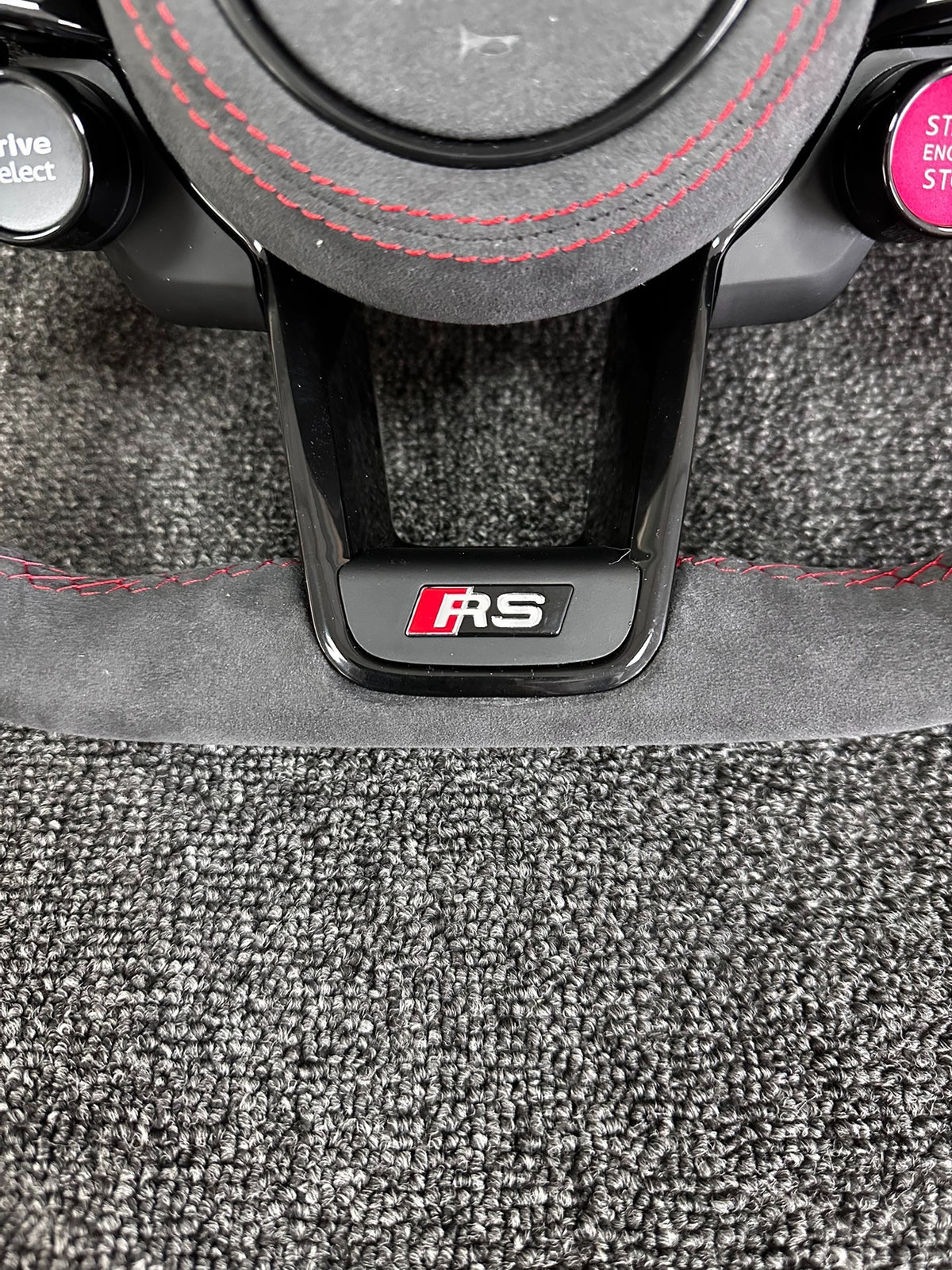Volante Audi RS Deportivo en Alcántara Gris con Costuras Rojas | Levas, Drive Select, Start/Stop, Fondo Plano y Airbag