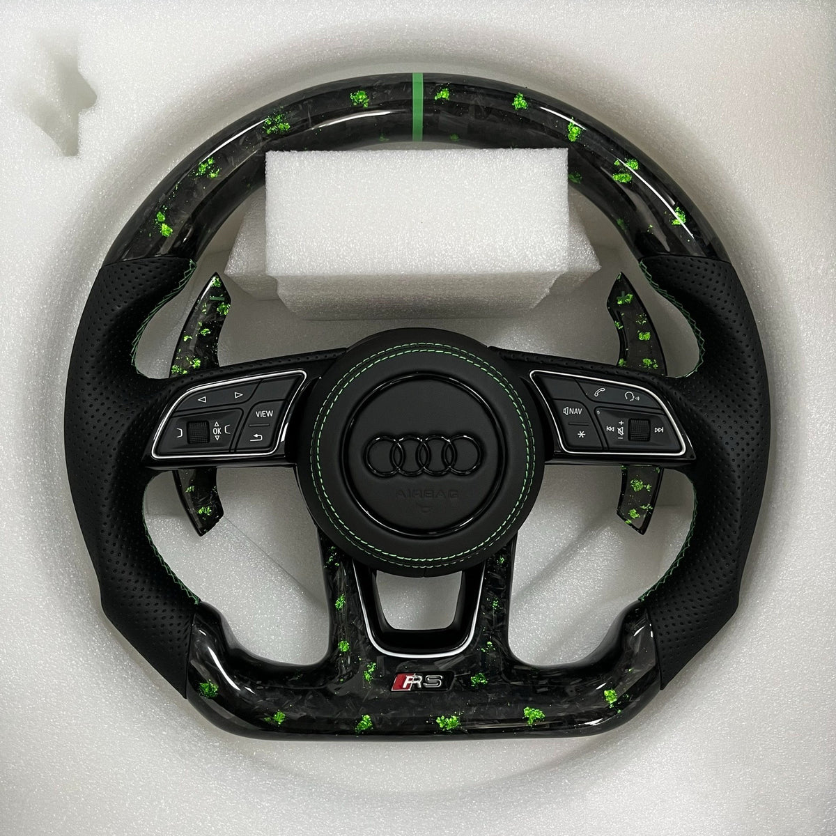 Volante Audi RS Personalizado en Carbono Forjado Verde y Cuero Perforado con Airbag Incluido