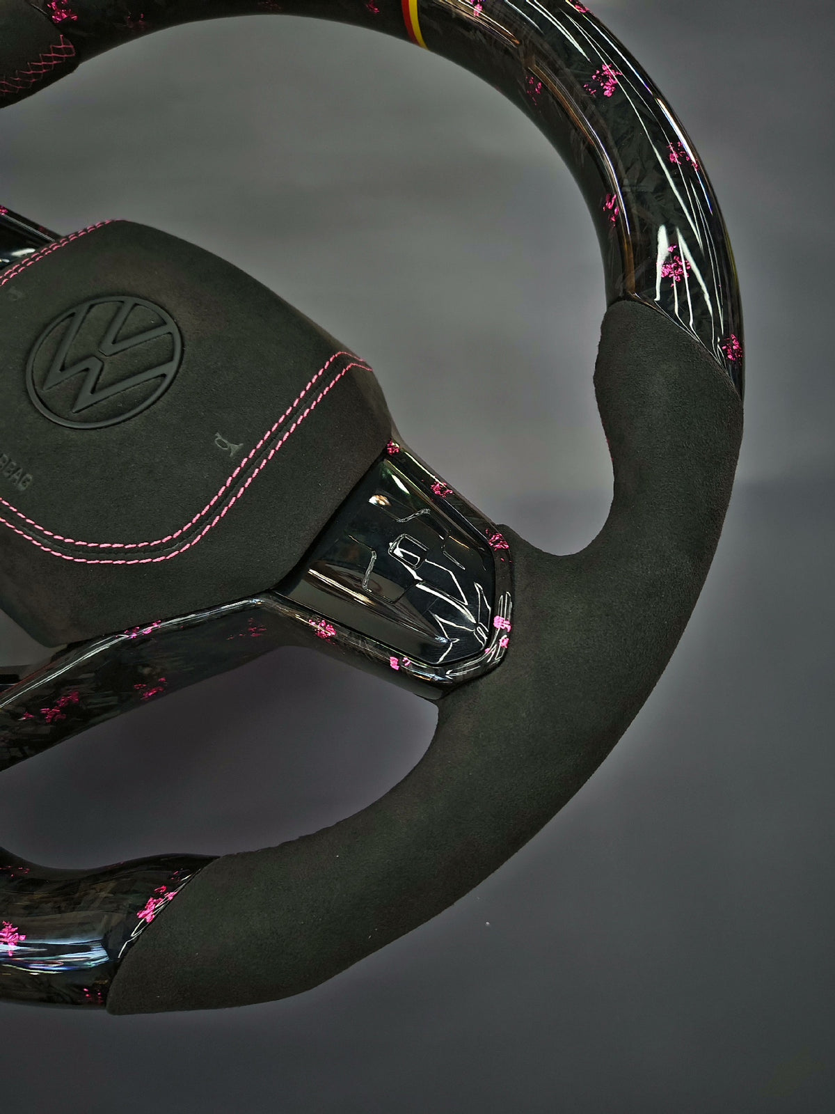 Volante Volkswagen R Deportivo en Carbono Forjado con Detalles Rosas y Alcántara Negra | Mandos Táctiles, Fondo Plano y Airbag