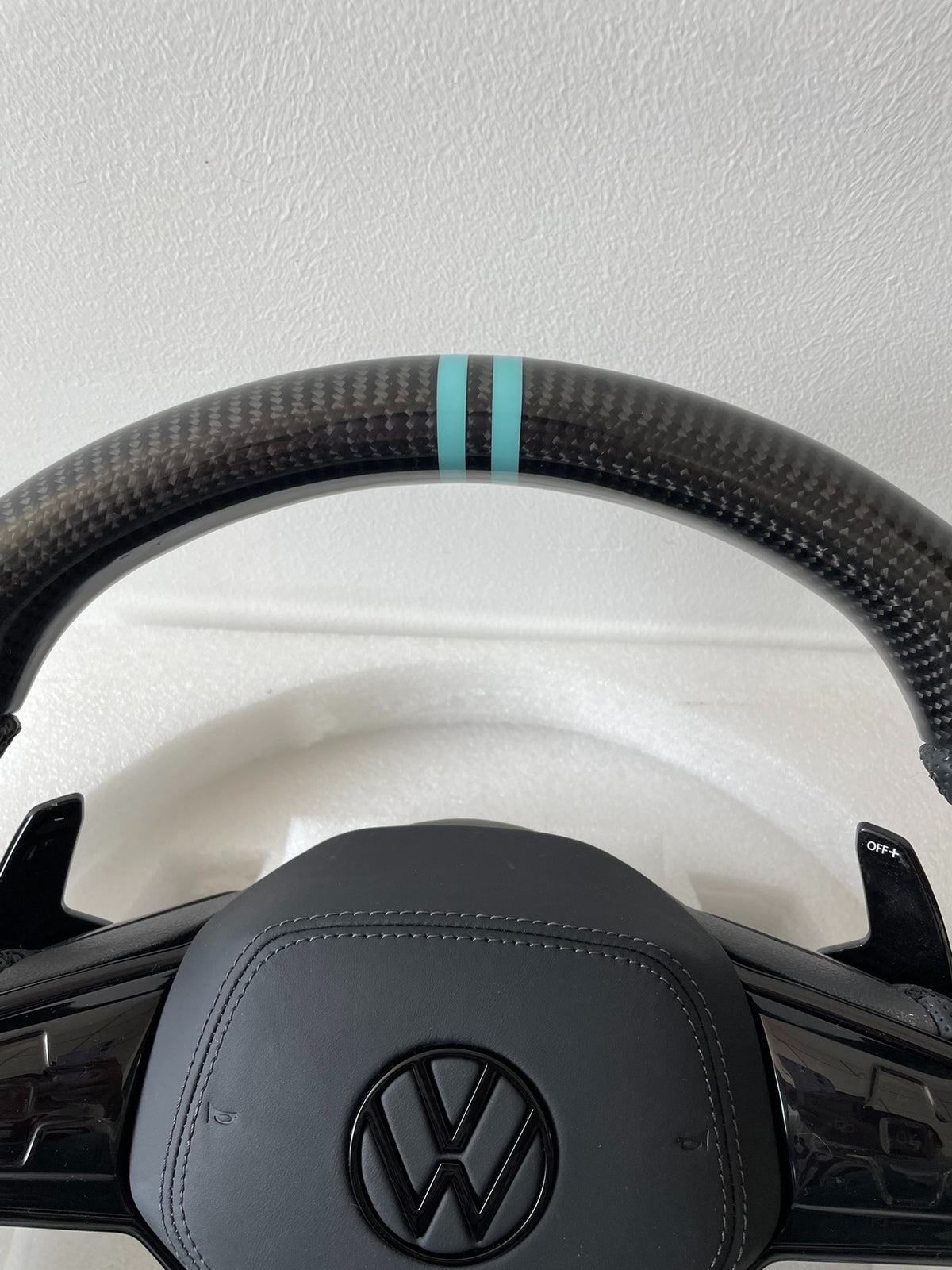 Volante Volkswagen R Deportivo en Fibra de Carbono y Cuero Perforado | Detalles Turquesa, Levas, Mandos Táctiles, Multifunción y Airbag