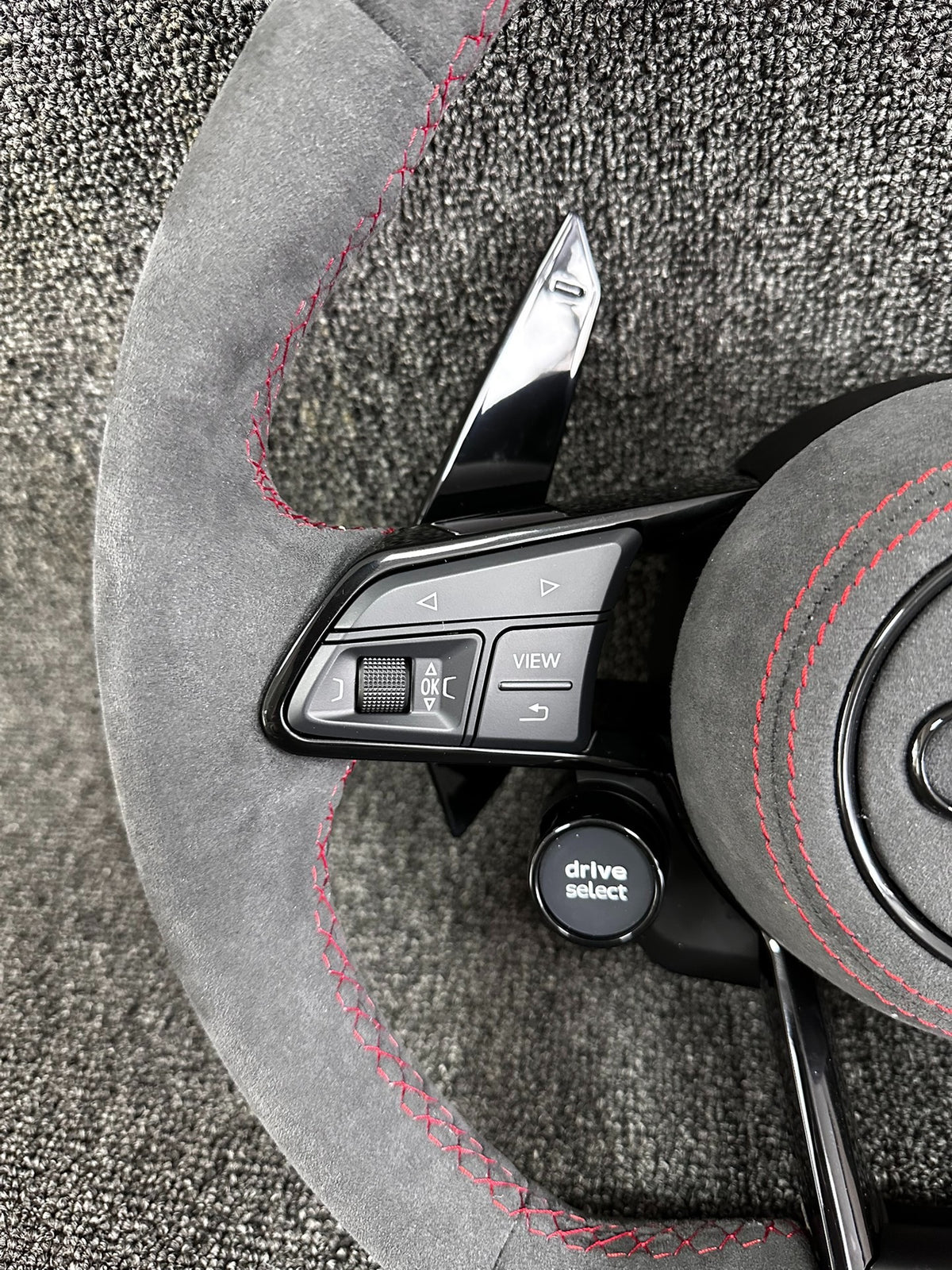 Volante Audi RS Deportivo en Alcántara Gris con Costuras Rojas | Levas, Drive Select, Start/Stop, Fondo Plano y Airbag