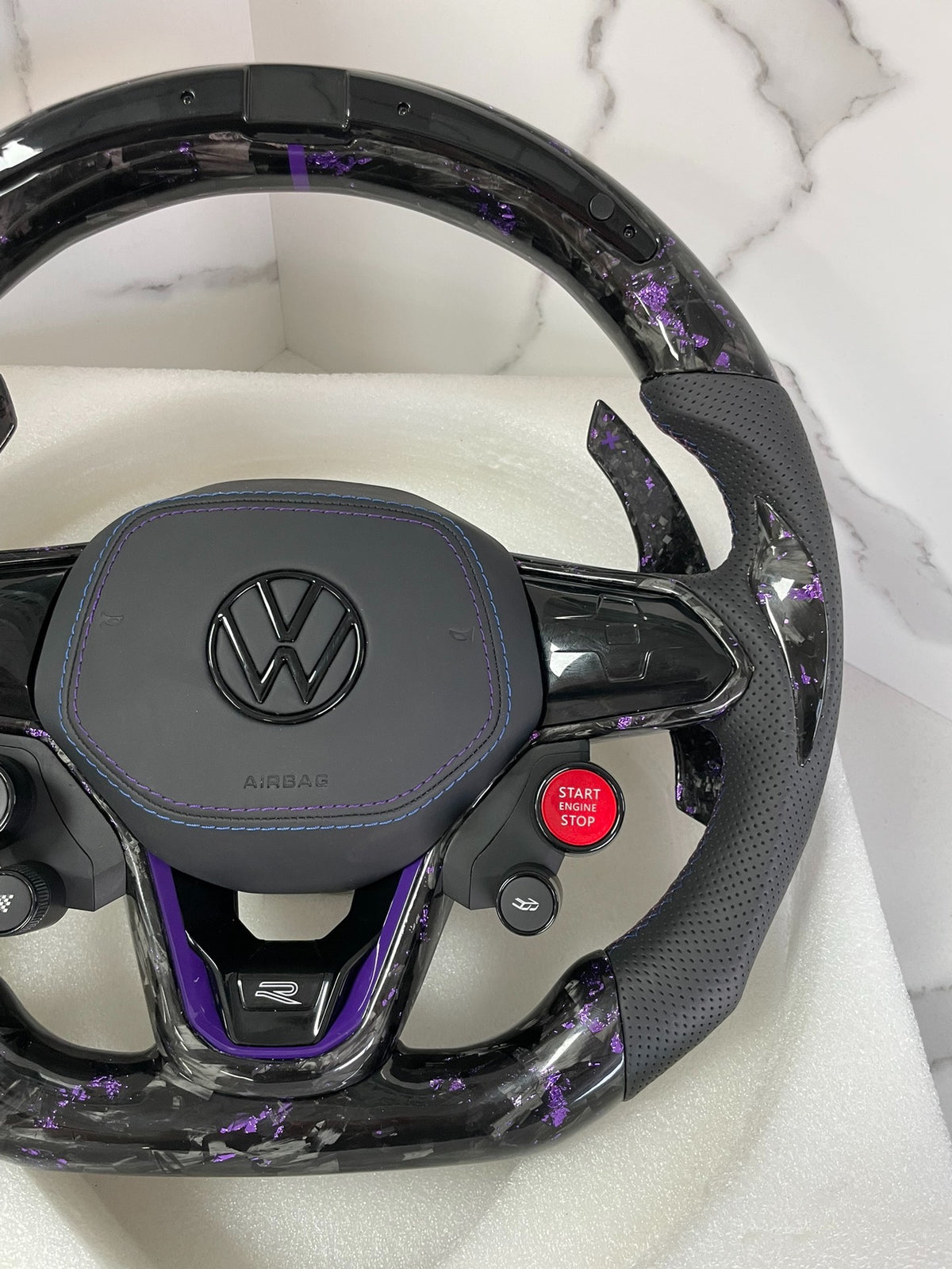 Volante Volkswagen R Deportivo en Carbono Forjado con Detalles Morados y Cuero Perforado | Pantalla LED, Levas de Carbono, Mandos Multifunción, Fondo Plano y Airbag
