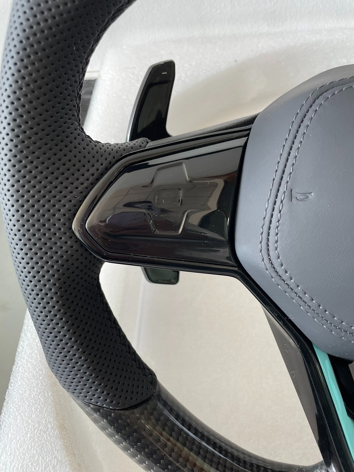 Volante Volkswagen R Deportivo en Fibra de Carbono y Cuero Perforado | Detalles Turquesa, Levas, Mandos Táctiles, Multifunción y Airbag