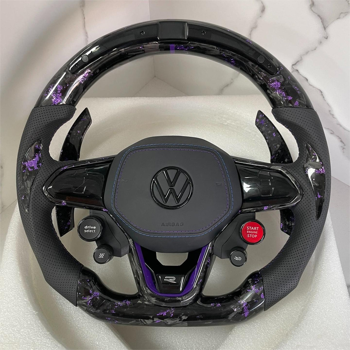 Volante Volkswagen R Deportivo en Carbono Forjado con Detalles Morados y Cuero Perforado | Pantalla LED, Levas de Carbono, Mandos Multifunción, Fondo Plano y Airbag