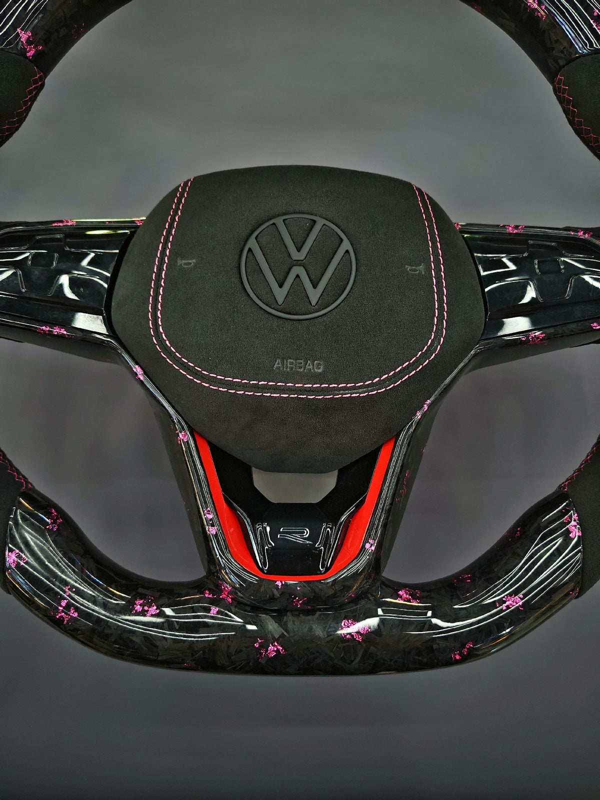 Volante Volkswagen R Deportivo en Carbono Forjado con Detalles Rosas y Alcántara Negra | Mandos Táctiles, Fondo Plano y Airbag