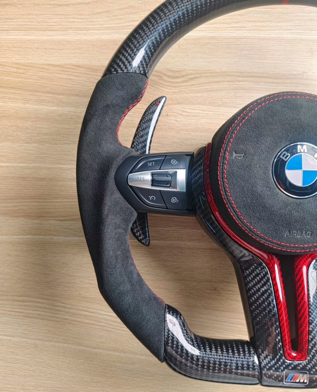 Volante BMW M Performance en Fibra de Carbono y Alcántara | Levas de Carbono, Botones M1/M2, Multifunción, Airbag y Detalles Rojos