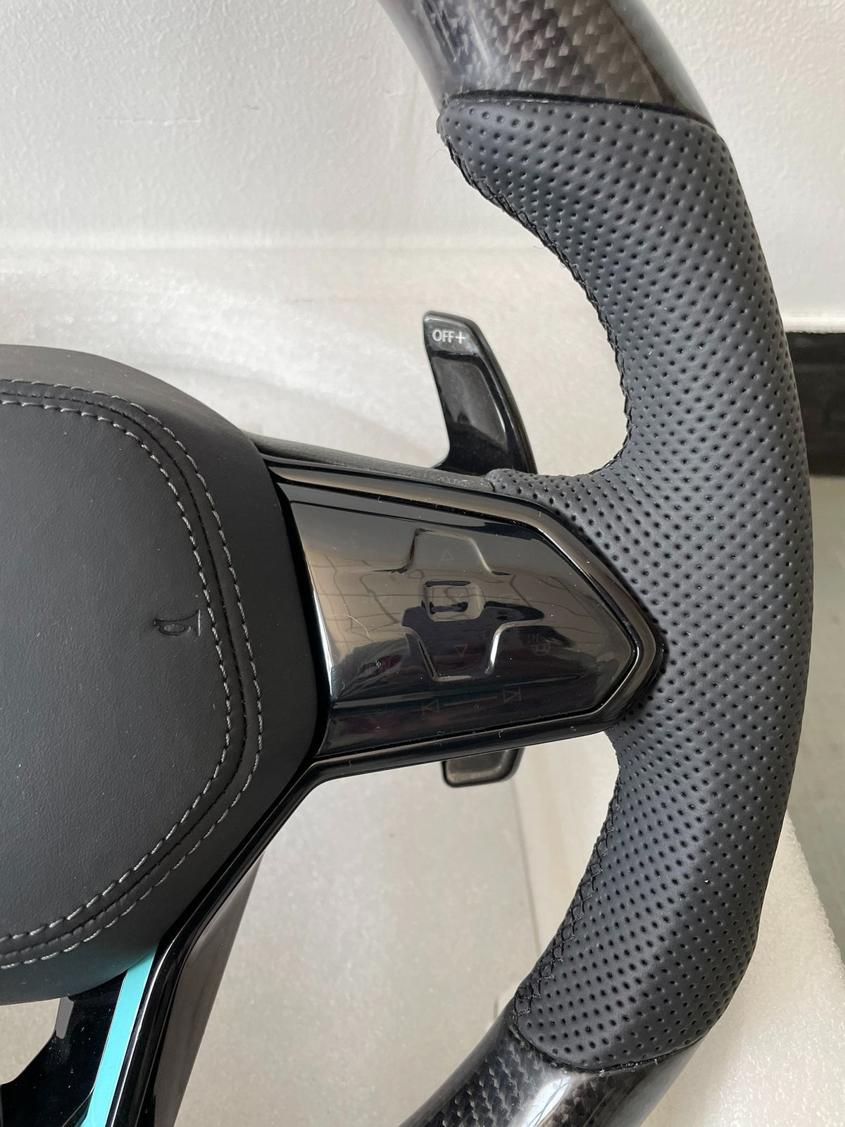 Volante Volkswagen R Deportivo en Fibra de Carbono y Cuero Perforado | Detalles Turquesa, Levas, Mandos Táctiles, Multifunción y Airbag