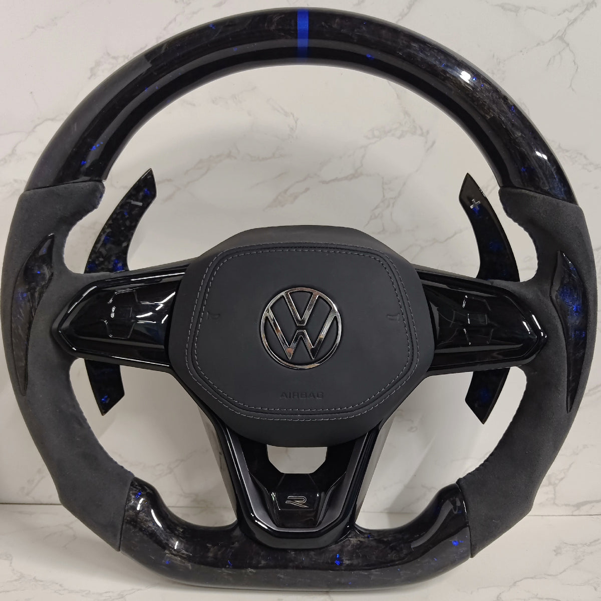 Volante Volkswagen R Deportivo en Carbono Forjado con Detalles Azules y Alcántara Gris | Levas de Carbono, Mandos Táctiles, Fondo Plano y Airbag