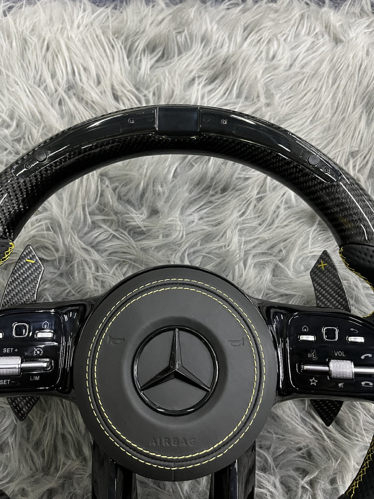 Volante Mercedes-AMG Performance en Fibra de Carbono y Cuero Perforado | Display LED, Levas de Carbono, Multifunción, Airbag y Costuras Amarillas