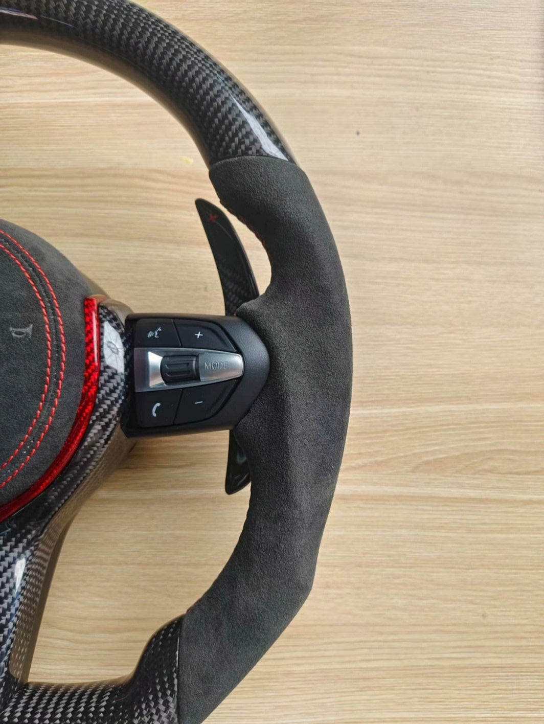Volante BMW M Performance en Fibra de Carbono y Alcántara | Levas de Carbono, Botones M1/M2, Multifunción, Airbag y Detalles Rojos