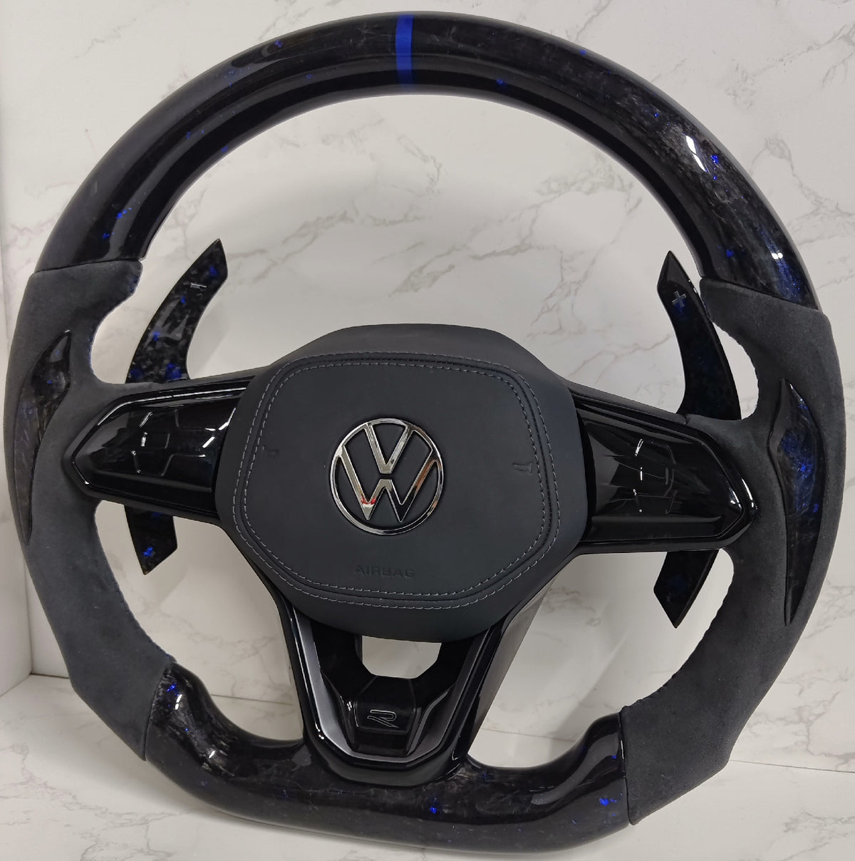 Volante Volkswagen R Deportivo en Carbono Forjado con Detalles Azules y Alcántara Gris | Levas de Carbono, Mandos Táctiles, Fondo Plano y Airbag