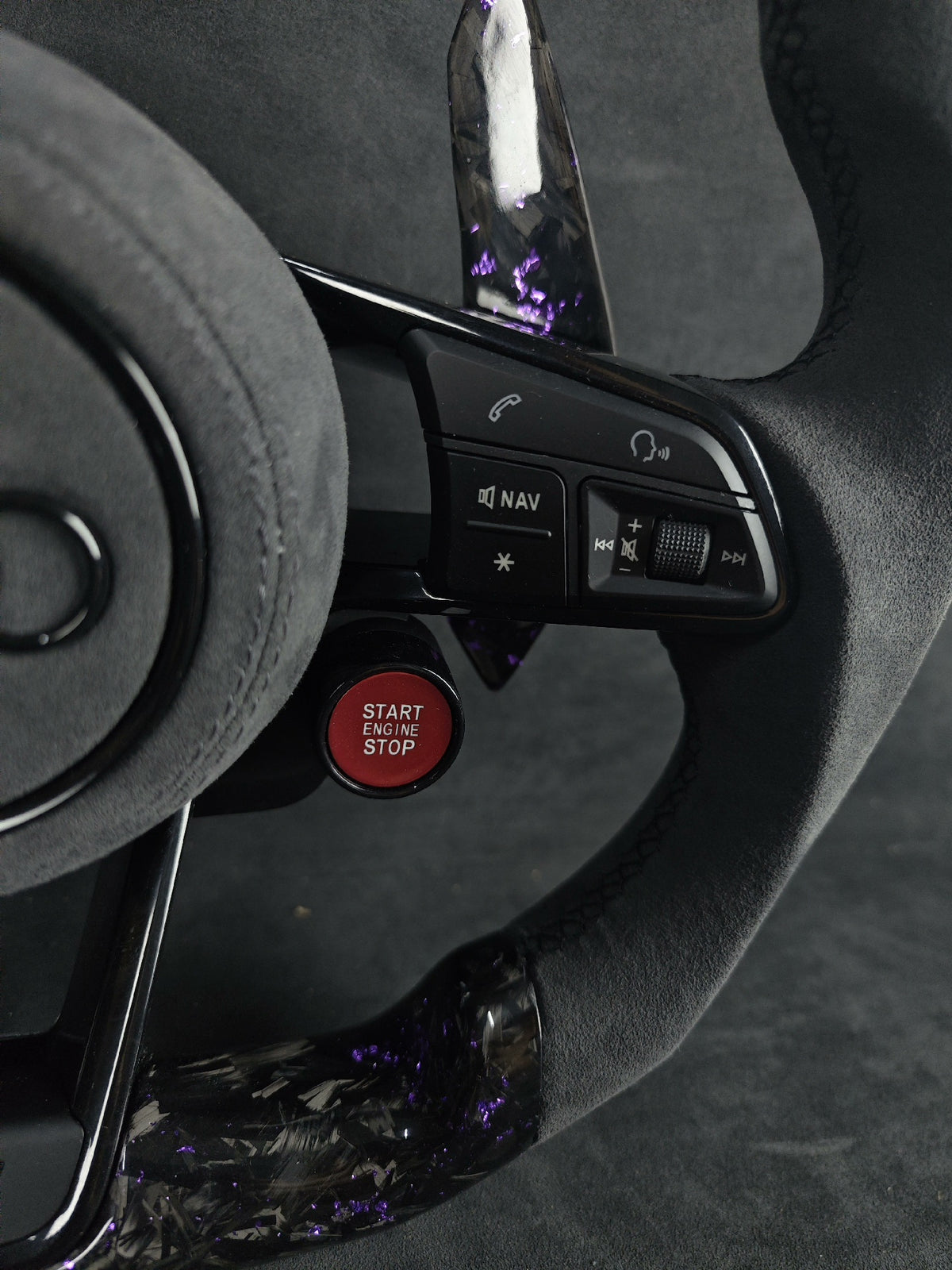 Volante Audi RS Deportivo en Carbono Forjado con Detalles Morados y Alcántara Gris | Levas, Drive Select, Start Engine Stop, Multifunción y Airbag
