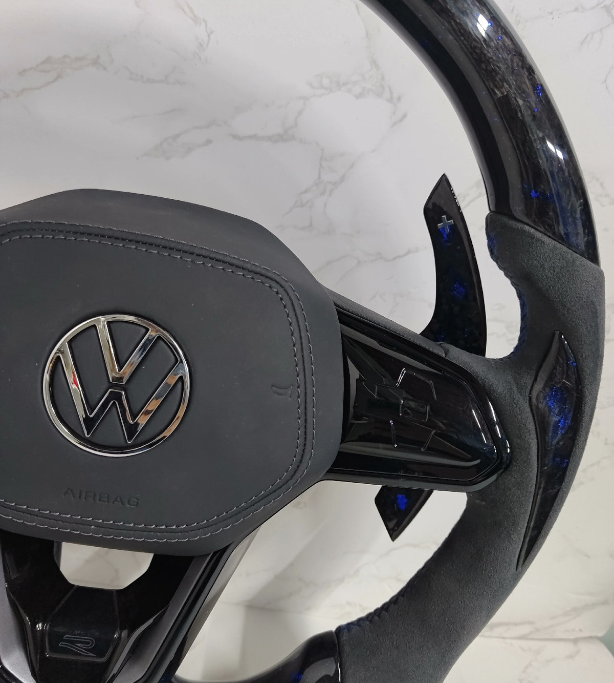 Volante Volkswagen R Deportivo en Carbono Forjado con Detalles Azules y Alcántara Gris | Levas de Carbono, Mandos Táctiles, Fondo Plano y Airbag
