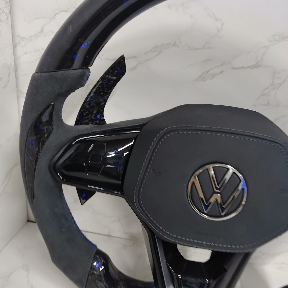 Volante Volkswagen R Deportivo en Carbono Forjado con Detalles Azules y Alcántara Gris | Levas de Carbono, Mandos Táctiles, Fondo Plano y Airbag