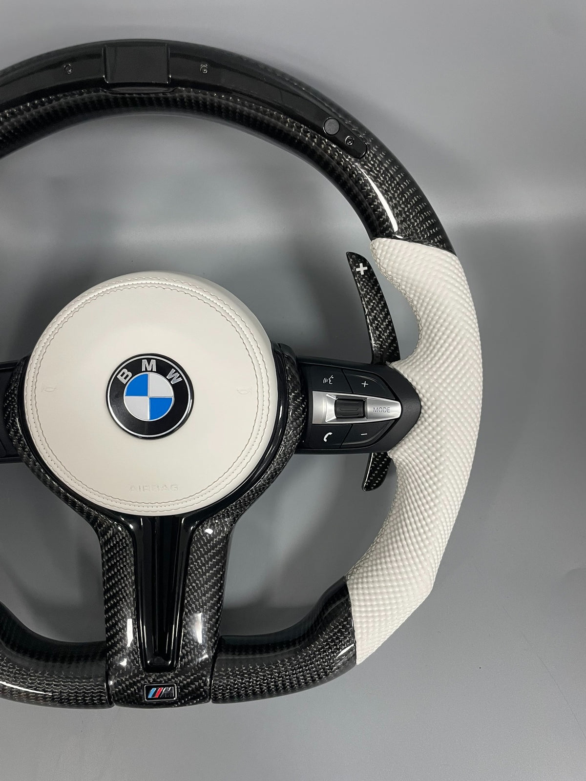 Volante BMW M Deportivo en Fibra de Carbono y Cuero Blanco Perforado | Display LED, Levas de Carbono, Botones M1/M2, Multifunción y Airbag