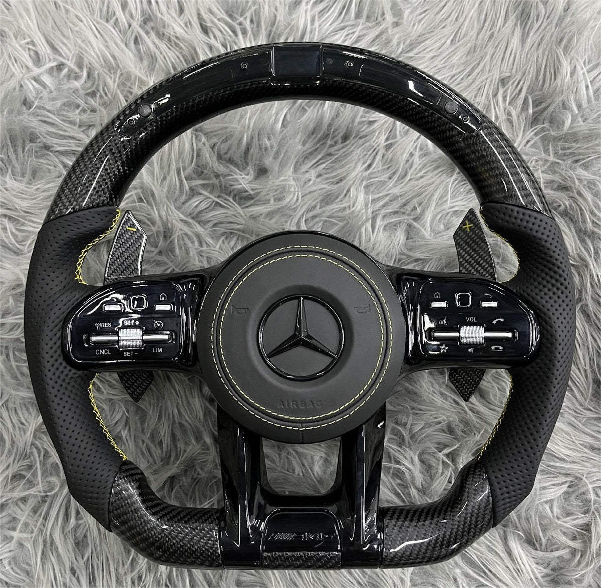 Volante Mercedes-AMG Performance en Fibra de Carbono y Cuero Perforado | Display LED, Levas de Carbono, Multifunción, Airbag y Costuras Amarillas