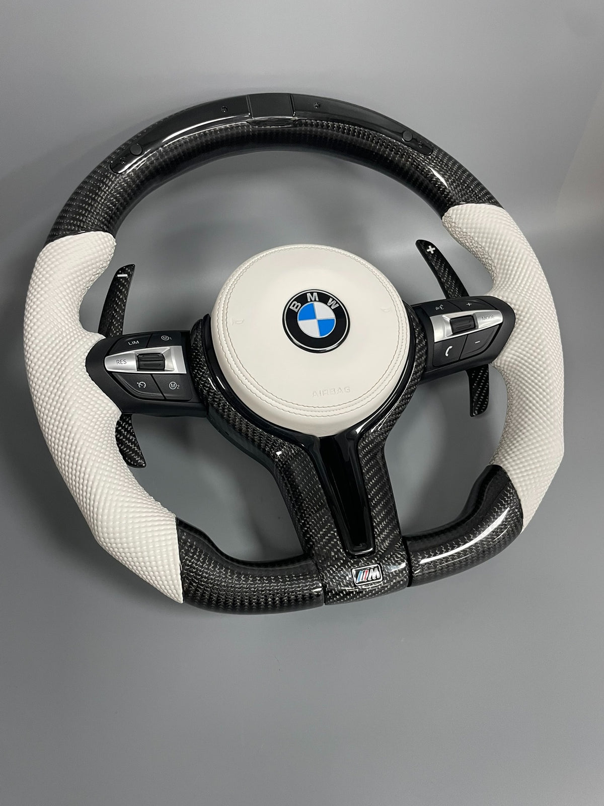 Volante BMW M Deportivo en Fibra de Carbono y Cuero Blanco Perforado | Display LED, Levas de Carbono, Botones M1/M2, Multifunción y Airbag