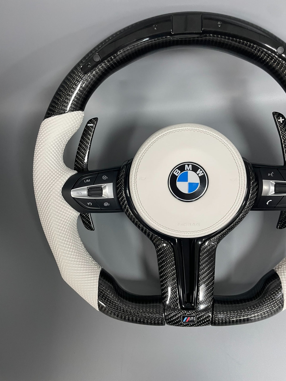 Volante BMW M Deportivo en Fibra de Carbono y Cuero Blanco Perforado | Display LED, Levas de Carbono, Botones M1/M2, Multifunción y Airbag