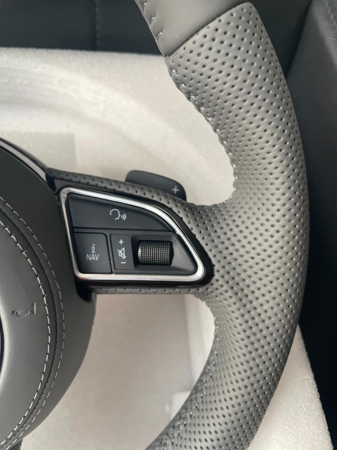 Volante Audi S Line Deportivo en Cuero Gris y Cuero Perforado | Fondo Plano, Levas, Multifunción y Airbag