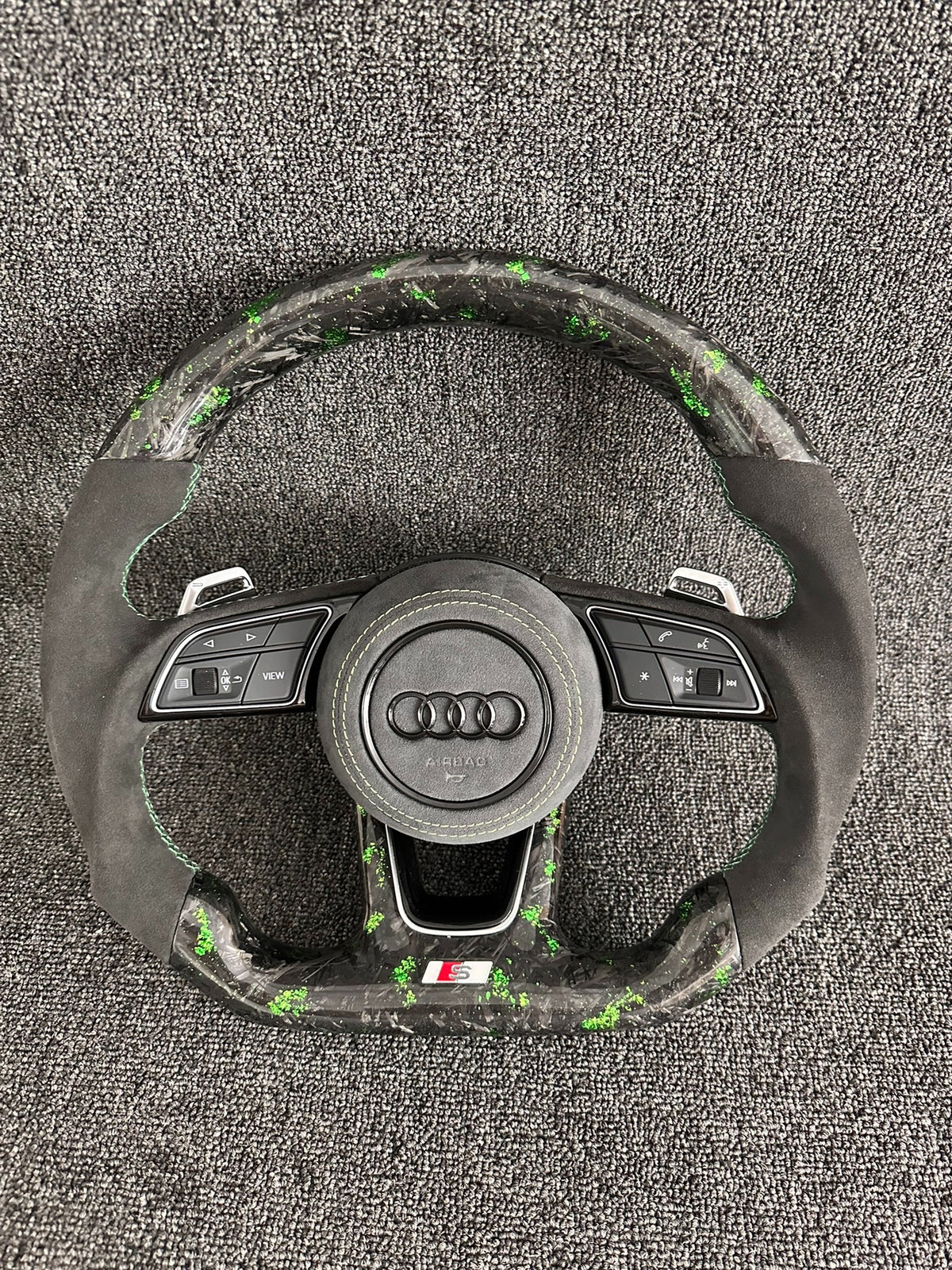 Volante Audi S deportivo en fibra de carbono forjada con detalles verdes, Alcántara y airbag incluido